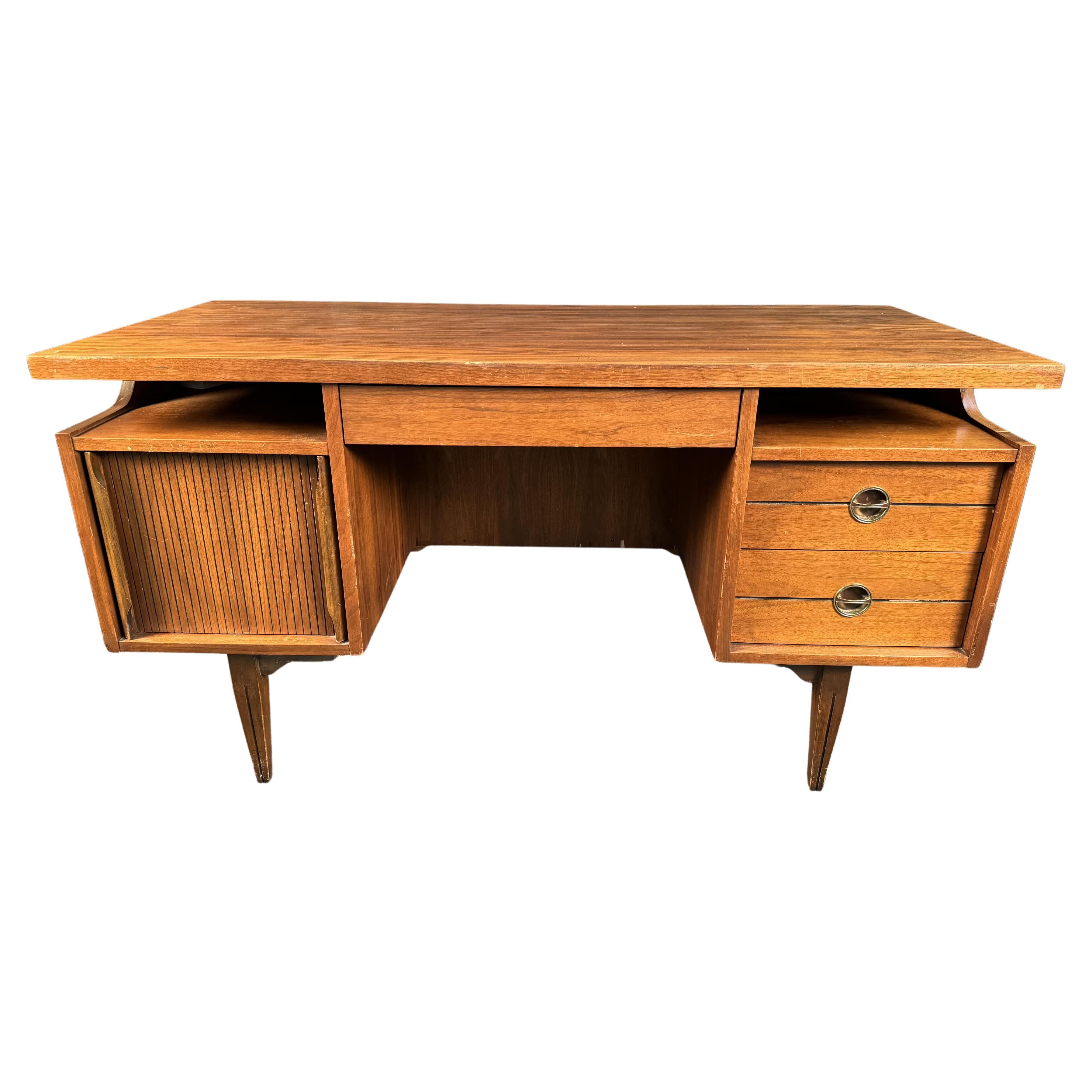 Bureau flottant du milieu du siècle dernier par Hooker Furniture