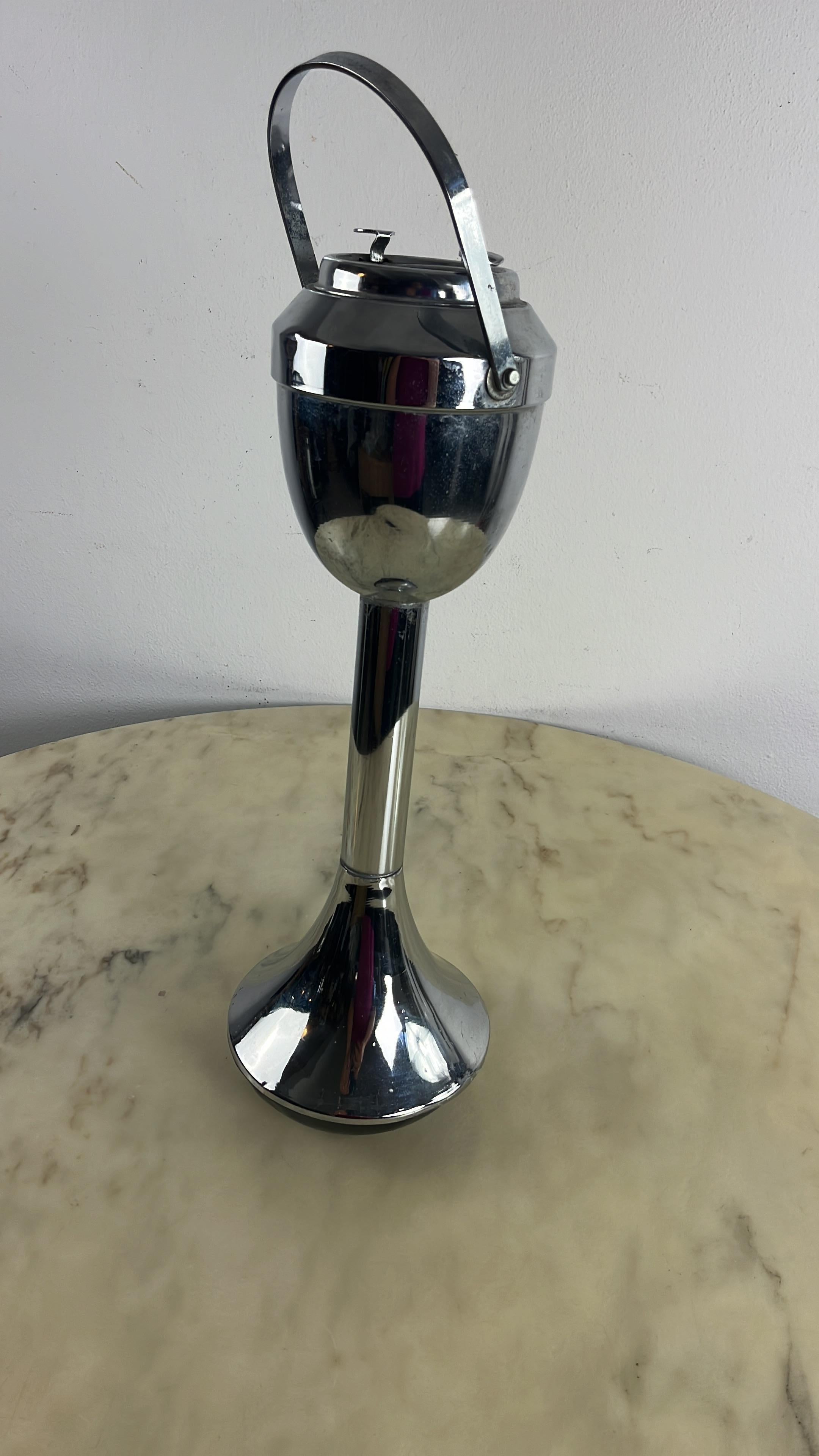 Bodenaschenbecher aus der Jahrhundertmitte Italienisches Design/One 1960s im Angebot 1