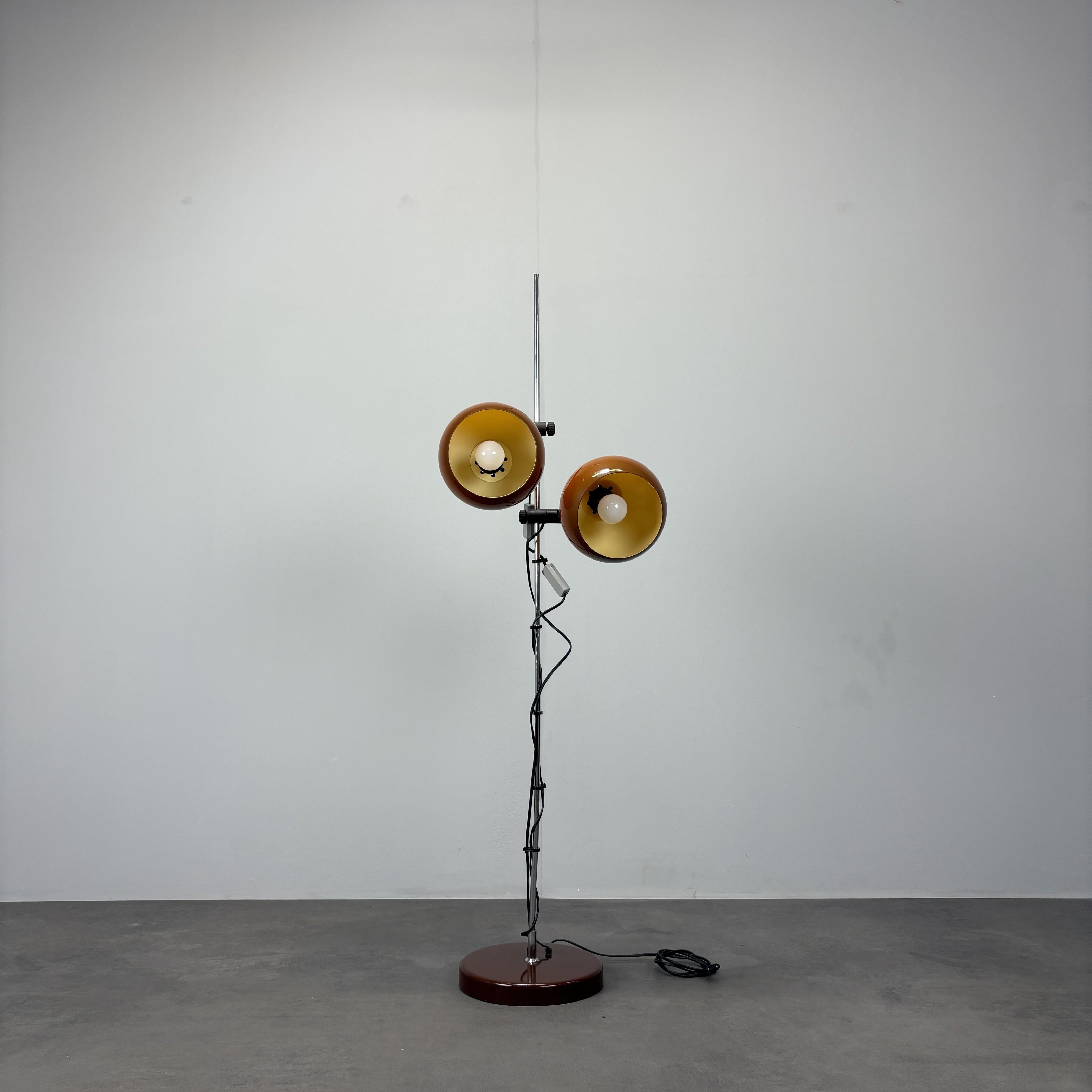 - Stehlampe aus der Mitte des Jahrhunderts, 1970er Jahre, Ungarn,
- aus Metall und Kunststoff,
- in gutem Originalzustand.