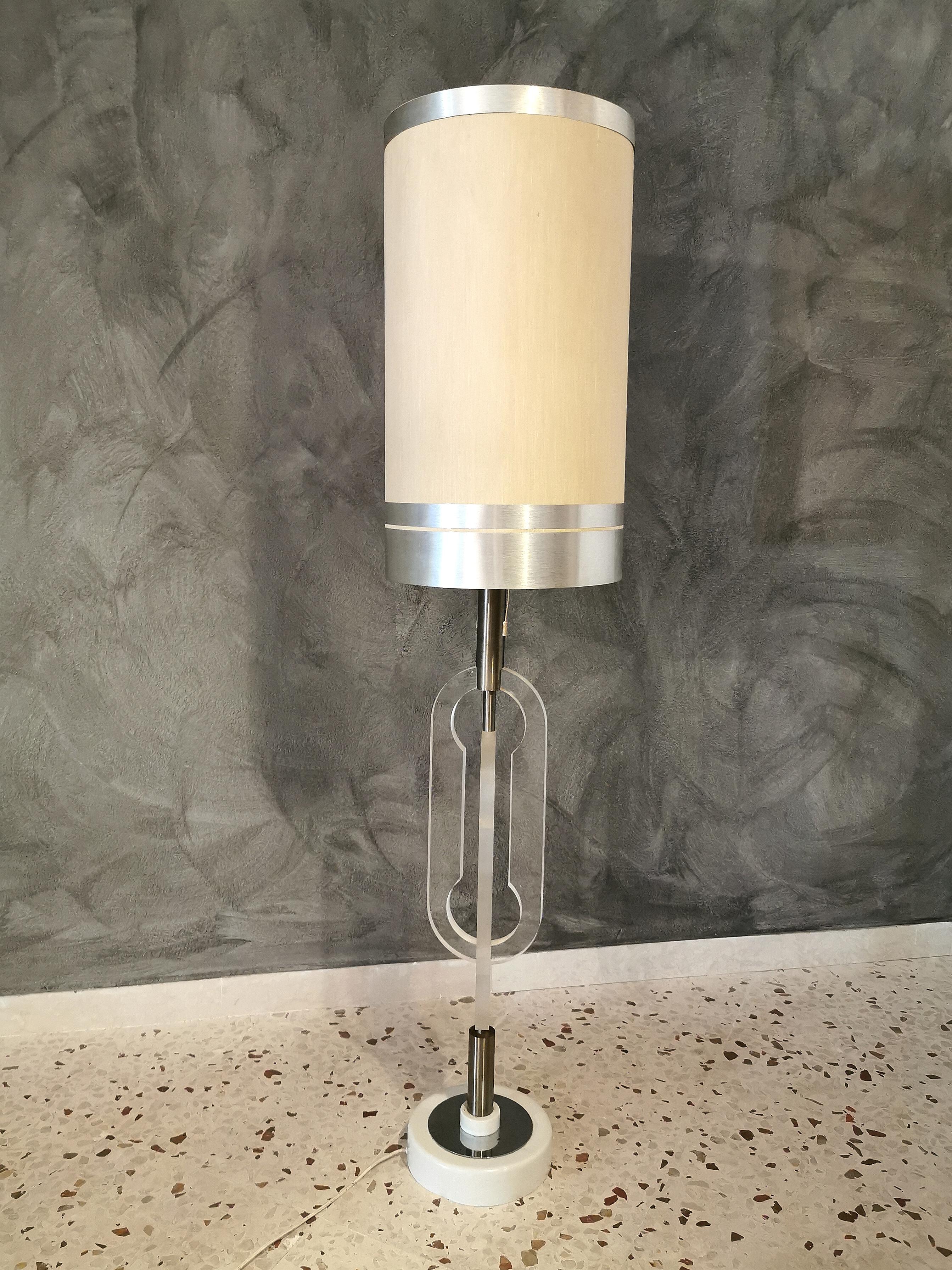 Rare 3-light floor lamp with fabric diffuser and finishes in chromed aluminum, having a structure in enameled aluminum and chromed metal, with particularities in plexiglass.