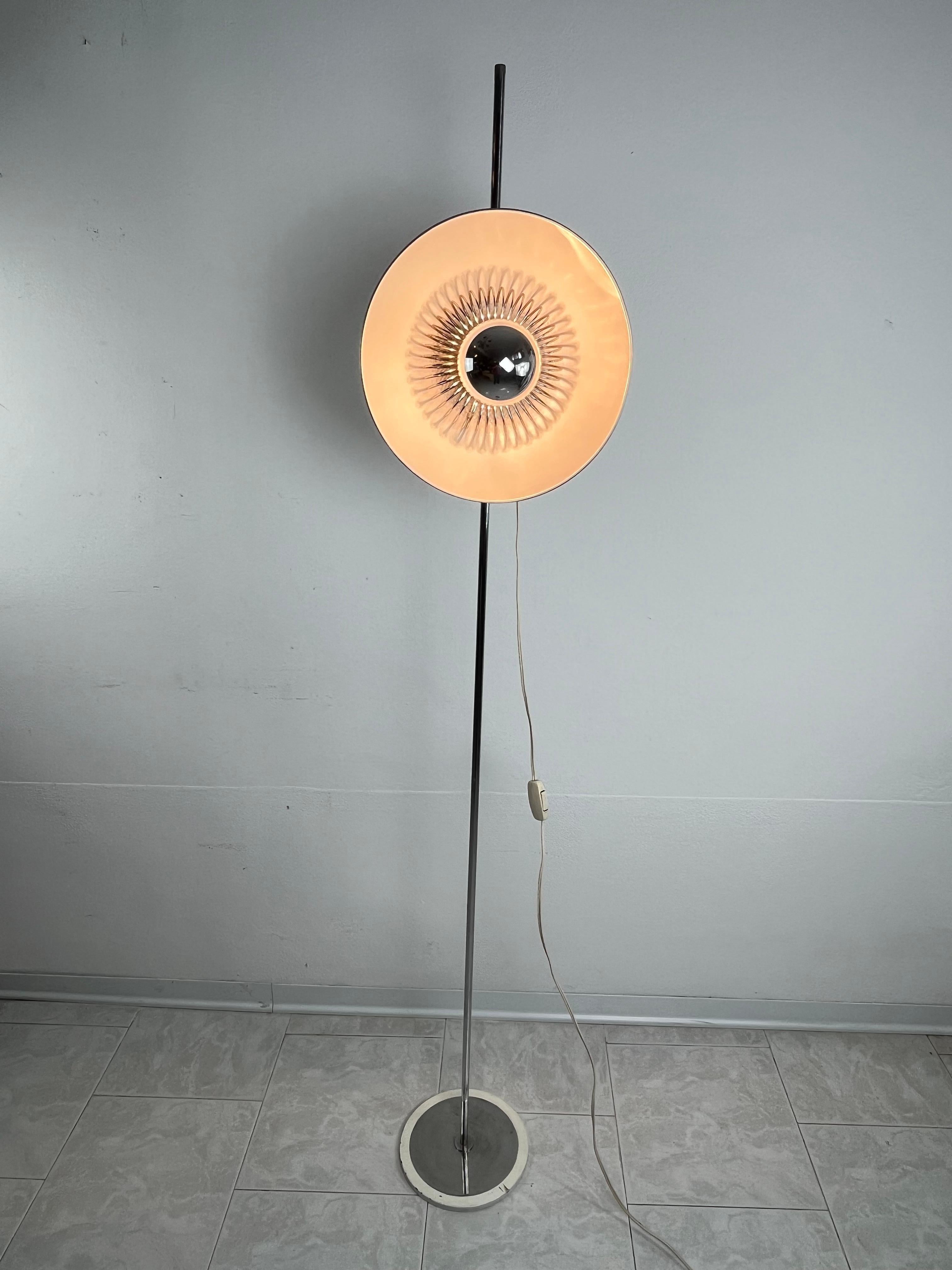 Mid-Century floor lamp attributed to Philippe Rogier for Oxar 1960s
Adjustable light thanks to a clamp that allows it to slide up and down. Entirely original and functional, chromed steel rod, aluminum lampshade. Marble base. E27 lamp. The lamp has