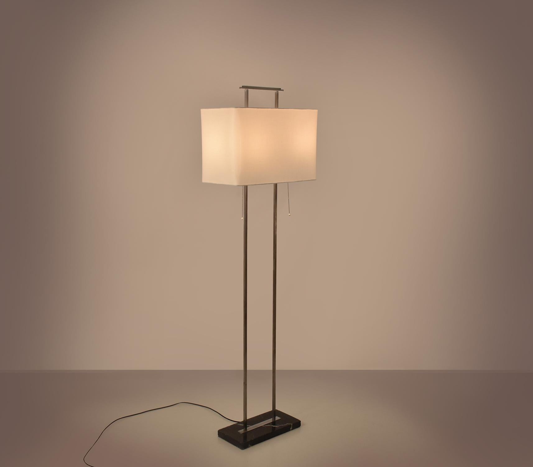 Mid - Century Spanish floor lamp.
Rectangular base in black marble and structure consisting of two pieces in chromed metal. Which protrude from the screen and join at the top.
New lampshade made of raw colored thread and rectangular shape. The new