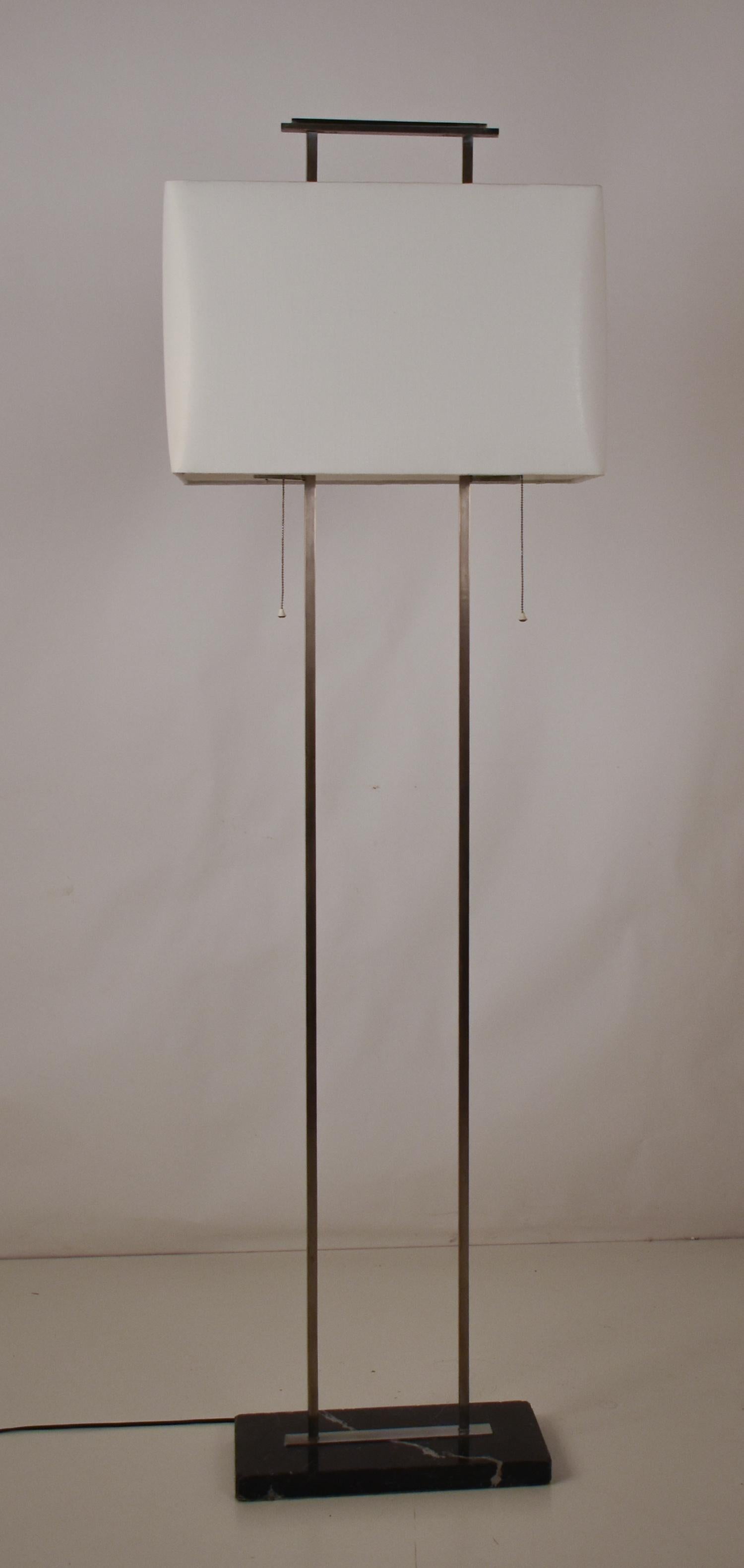 Mid - century floor lamp, base in black marble and chromed metal structure. In Good Condition For Sale In Barcelona, Cataluna