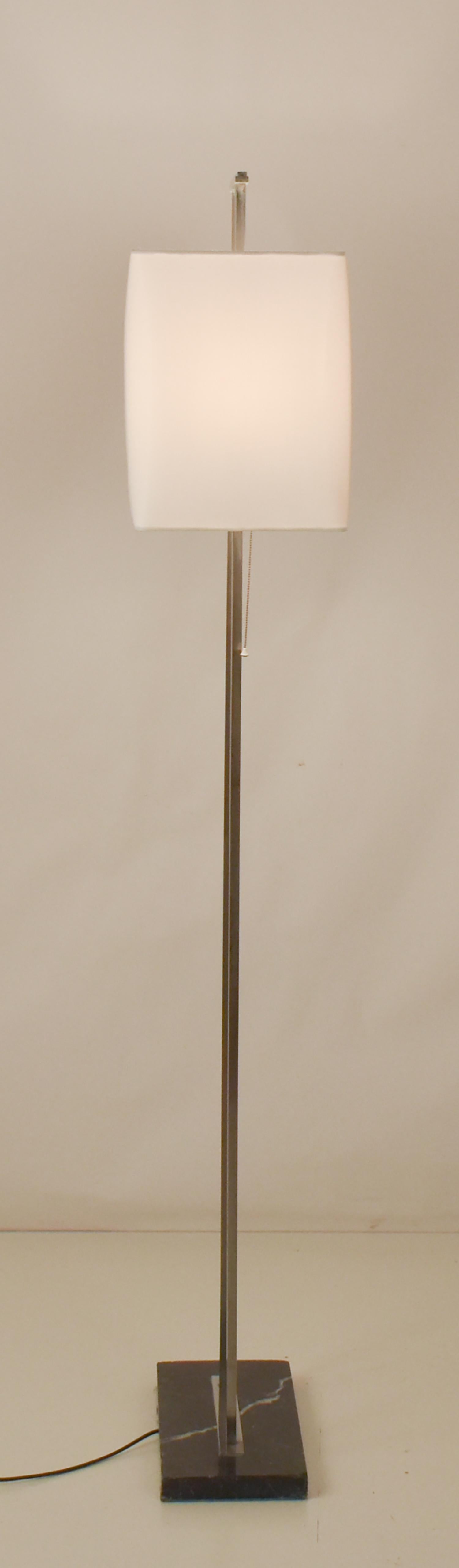 Stehlampe aus der Mitte des Jahrhunderts, Sockel aus schwarzem Marmor und verchromter Metallstruktur. (Mitte des 20. Jahrhunderts) im Angebot