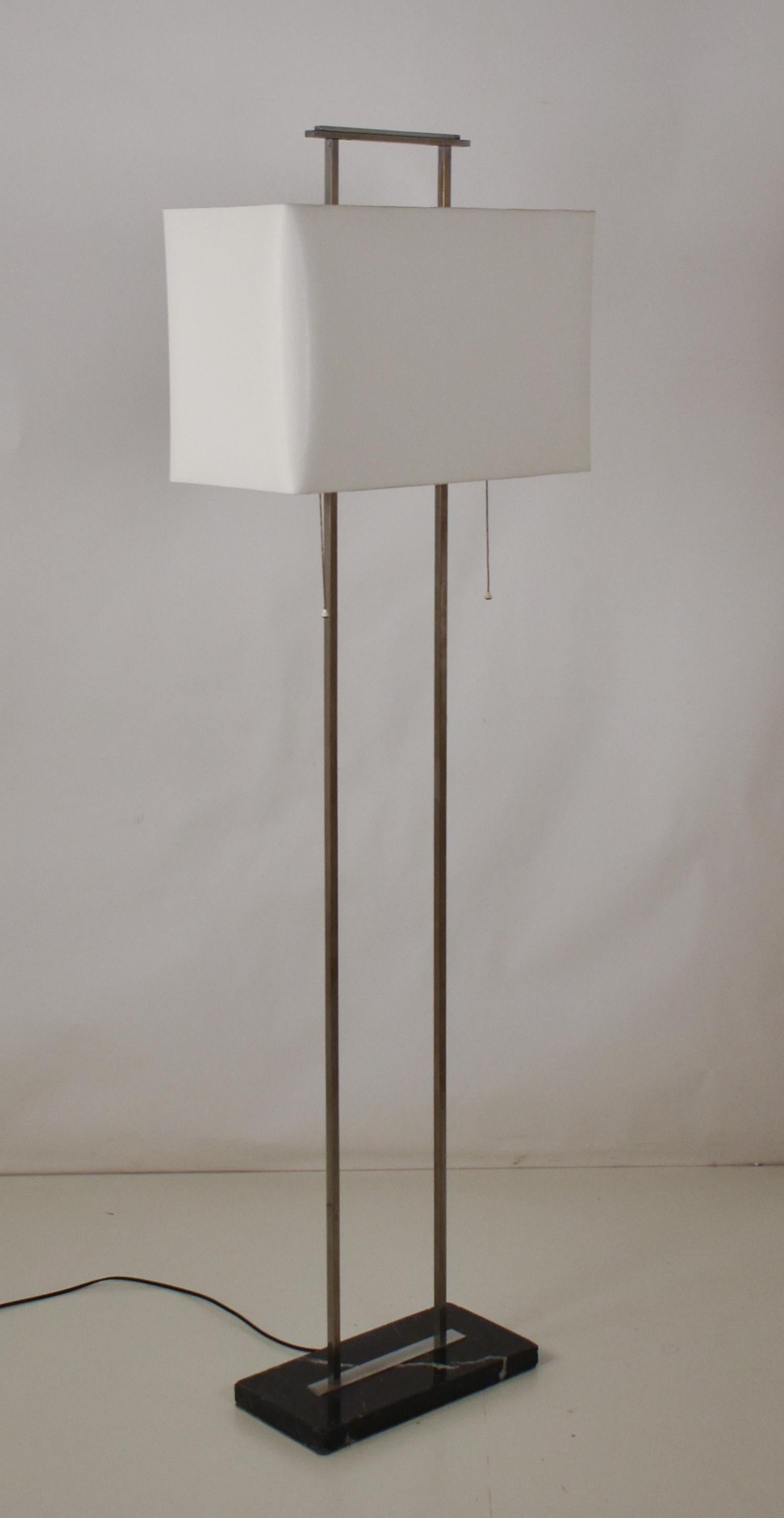 Mid - century floor lamp, base in black marble and chromed metal structure. For Sale 2