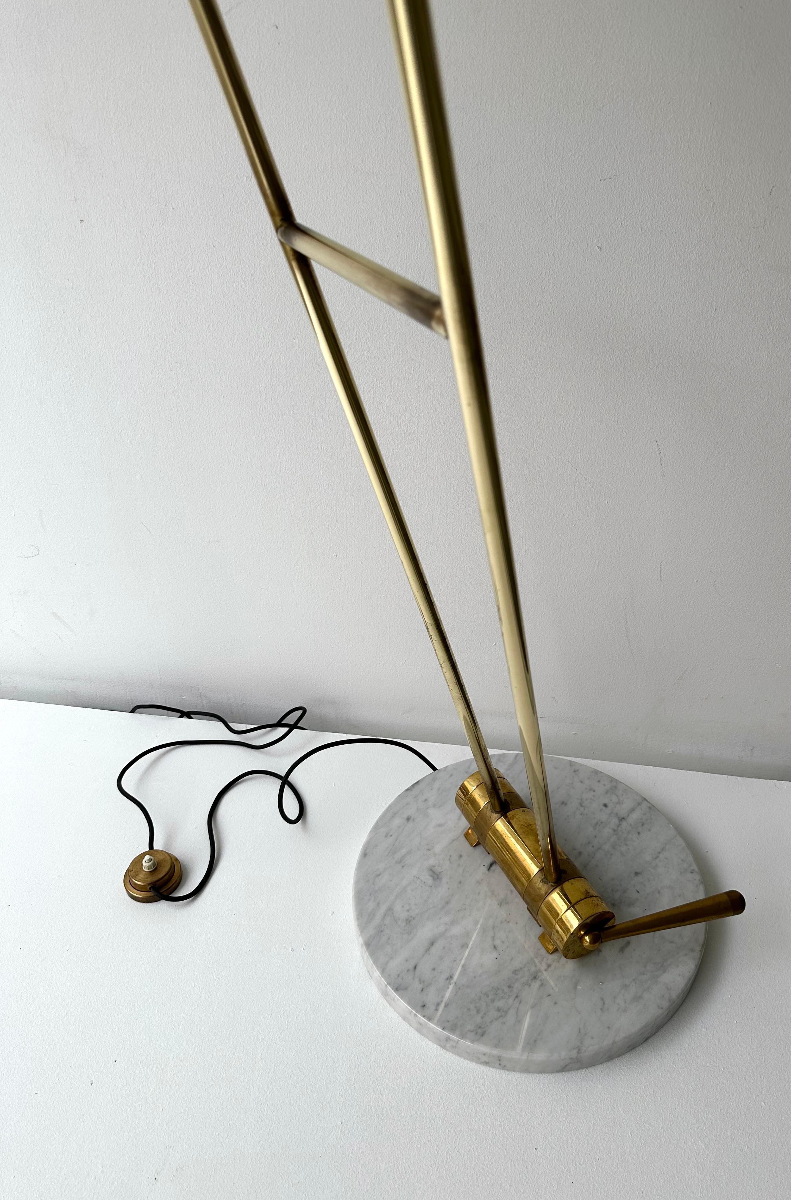 Very rare Mid-Century Modern floor or reading lamp in brass and white cream lacquered painted metal, white lucite methacrylate difusor. High quality articulated adjustable brass arm and handle, marble base by the Italian designer Angelo Lelii for