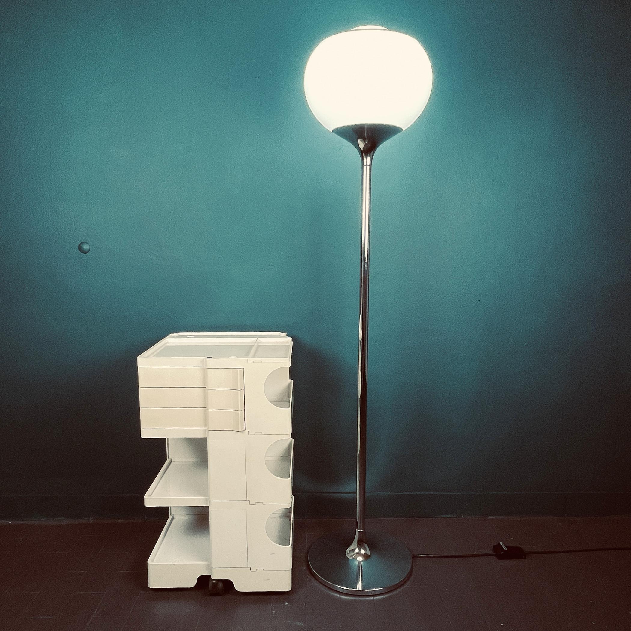 Un fabuleux lampadaire en chrome brillant et en plastique blanc laiteux. Ce lampadaire standard chromé a été conçu par Harvey Guzzini pour Meblo dans les années 1960 et diffuse une lumière douce et diffuse typique de Guzzini. Ce lampadaire 