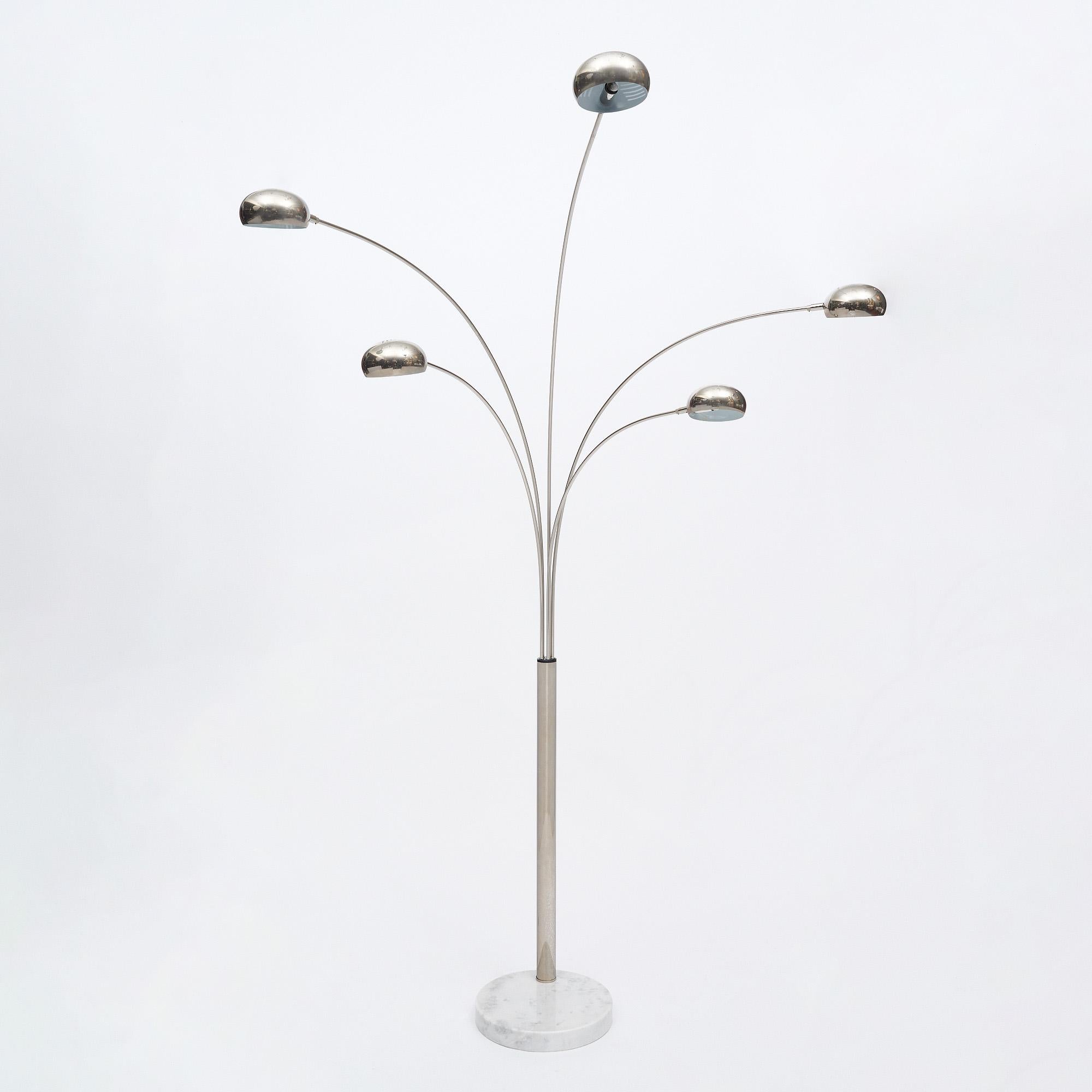 Lampada da terra disegnata da Christian Koban e realizzata dall'azienda tedesca DOM. Questo pezzo è sostenuto da una base sferica in marmo di Carrara che sostiene lo stelo principale cromato che si estende in cinque rami con cinque luci simili a