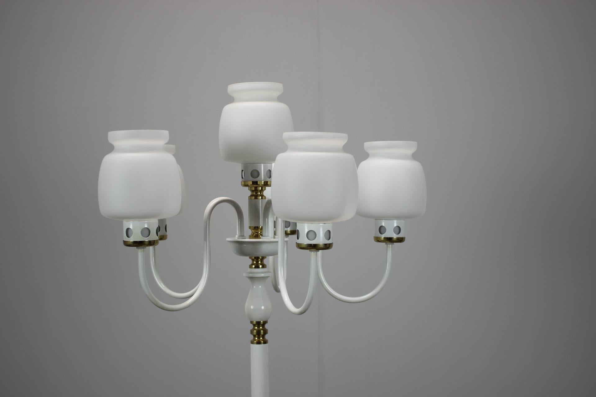 - Mid-Century Stehleuchte von Drukov Brno, 1970er Jahre, Tschechoslowakei,
- aus Glas und Metall,
- weist Gebrauchs- und Altersspuren auf (Kratzer, etc.etc.),
- in gutem Originalzustand.