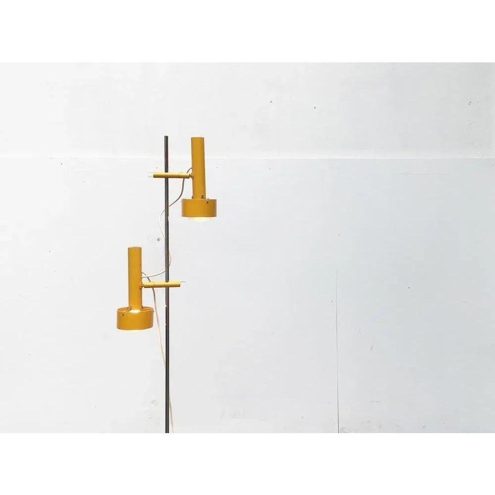 Rara lampada a stelo di Swisslamps su disegno di Edi Franz degli anni '50.

Questa bozza è in anticipo sui tempi. Il linguaggio di design ridotto ricorda già gli anni '60 e fu creato a metà degli anni '50. Questa lampada da terra trae la sua