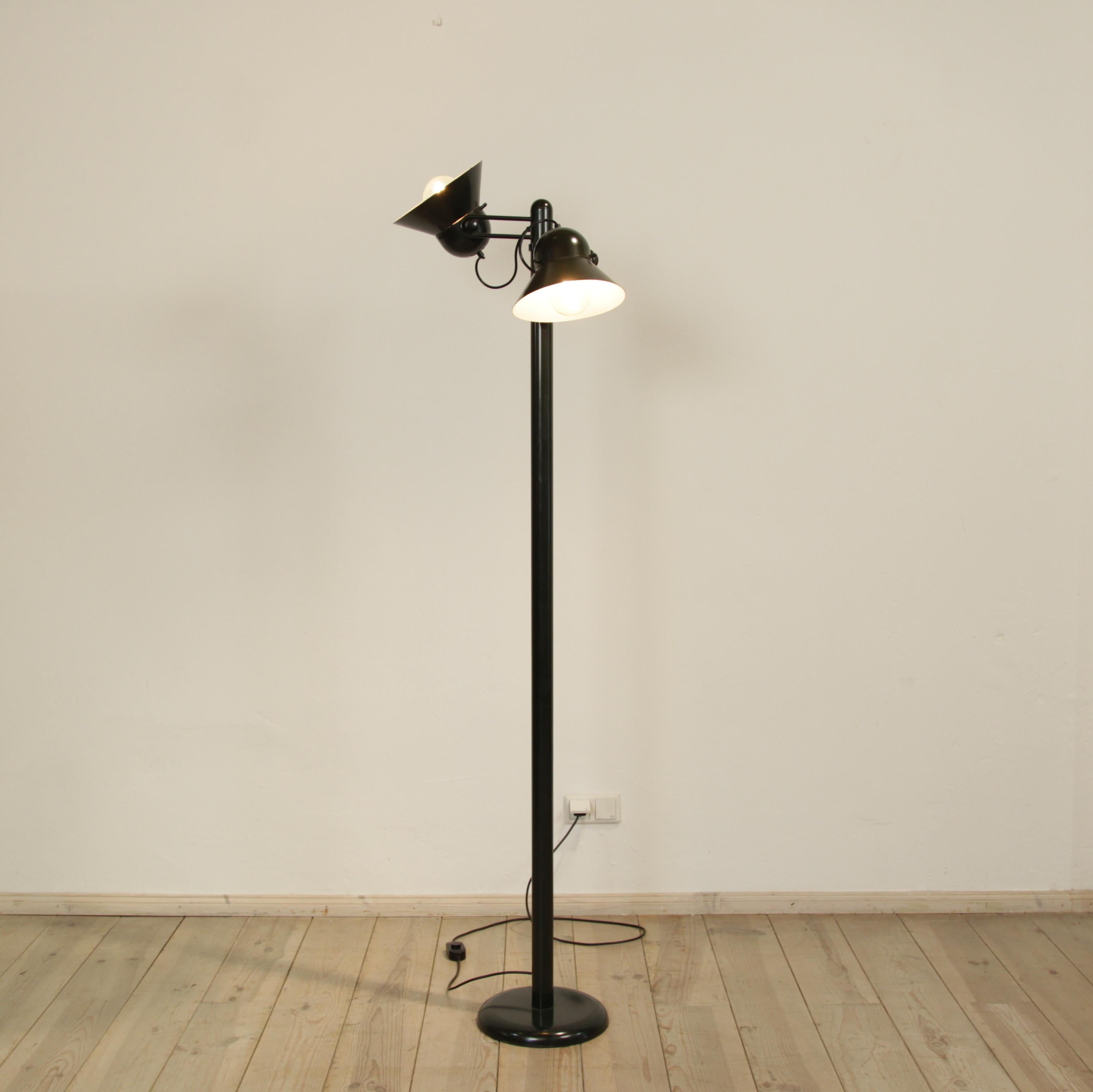 Mid Century Floor Lamp by Gae Aulenti for Stilnovo in Dark Green, circa 1975 For Sale 1