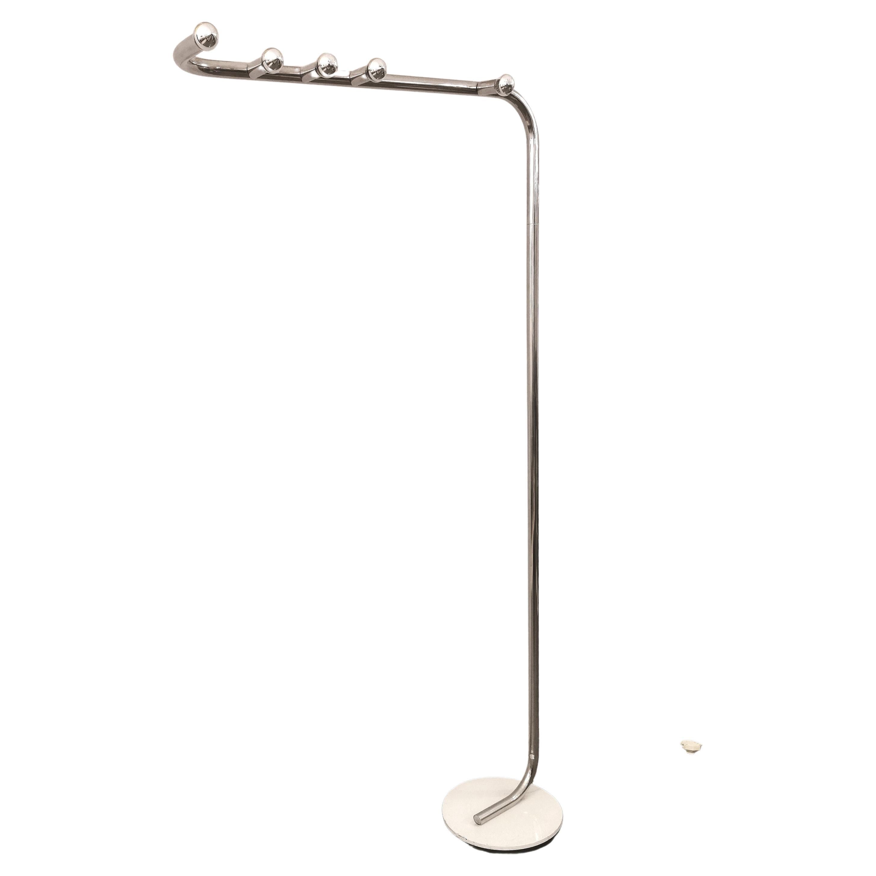 Floor lamp designed by the Italian designer Goffredo Reggiani in the 70s. The lamp has a circular base in white enamelled metal with a foot switch, which supports a curved 5-light E14 stem in tubular chromed aluminum.
       