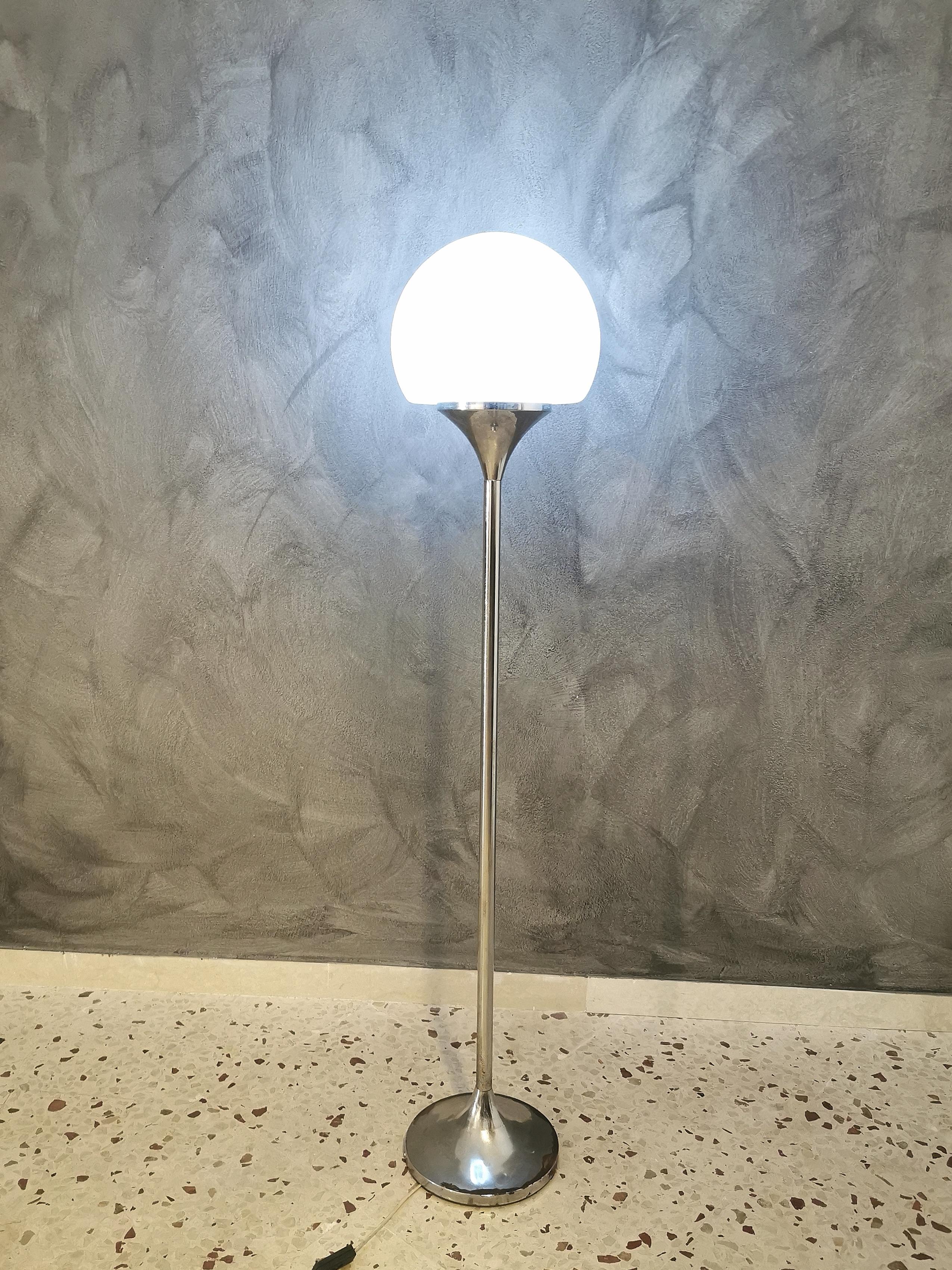Elegant floor lamp Goffredo Reggiani with metal and chromed aluminum tube and white glass sphere lampshade, 1970s.
