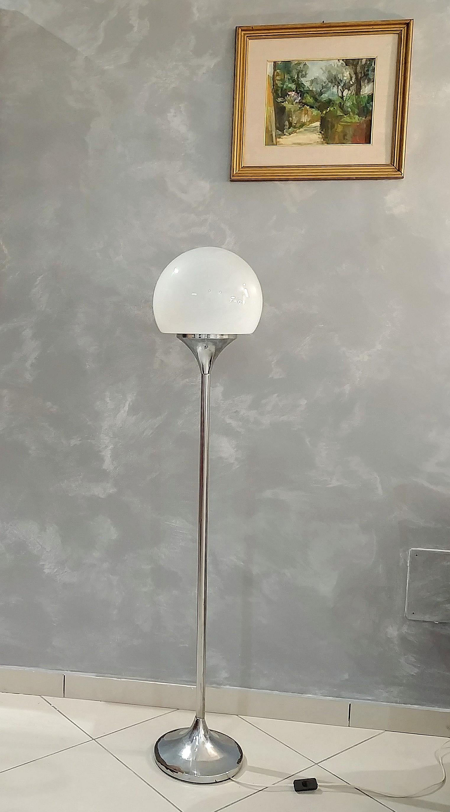 MidCentury Floor Lamp by Goffredo Reggiani White Glass Metal Aluminum 1970s  In Good Condition In Palermo, IT