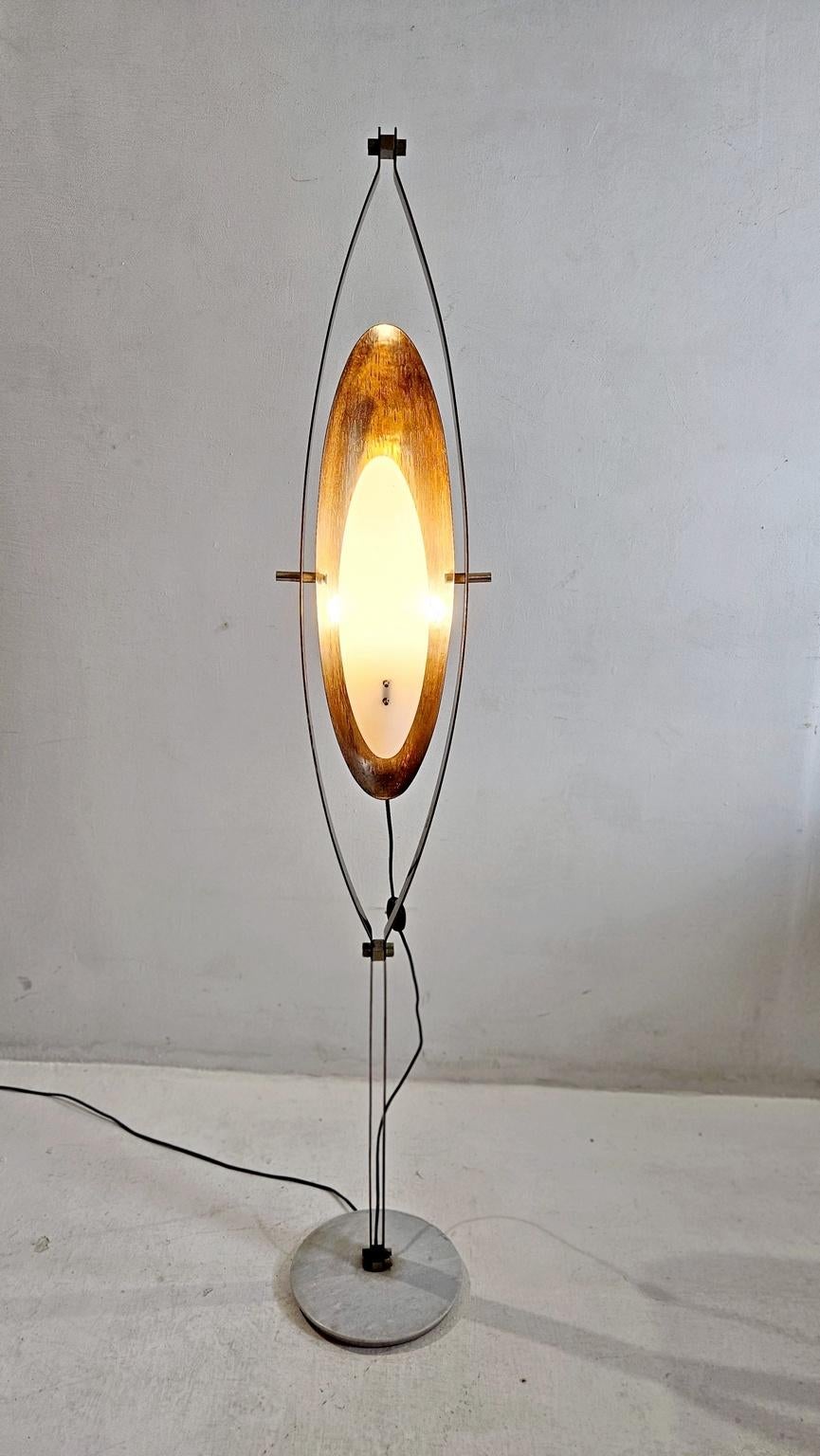  Rara lámpara de pie diseñada por Goffredo Reggiani en la década de 1960. Hay que tener en cuenta la forma de la lámpara, especialmente las partes de cobre y lucita, sobre todo porque una producción de este tipo era muy difícil y requería muchas