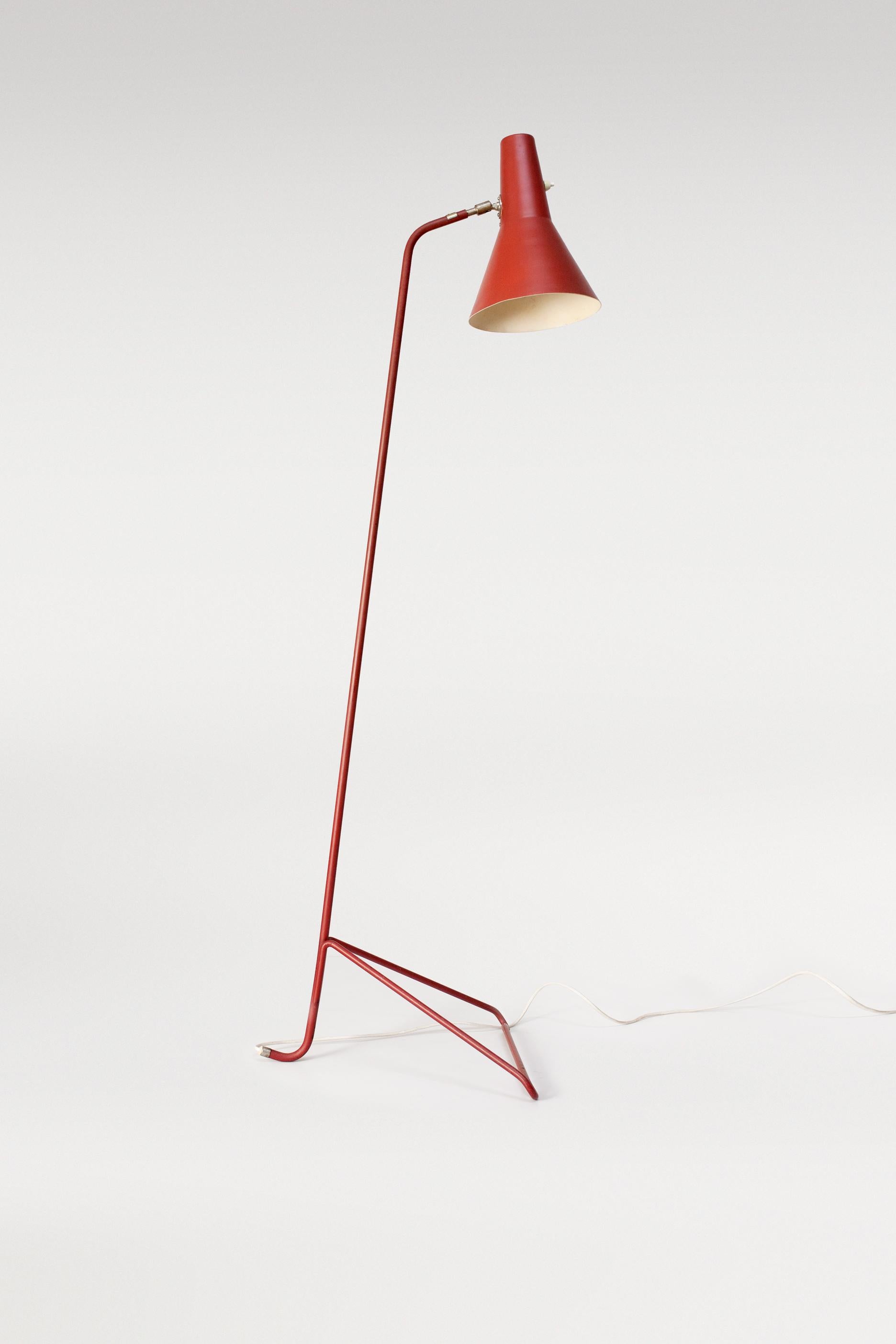 A Circa 1950’s floor lamp by Hans Bergström för ASEA. Red metal foot with spun aluminum lamp shade connected through a nickel plated brass pin-joint for adjustable beam angle. E27 socket holds one light bulb. Original wiring. Original light switch