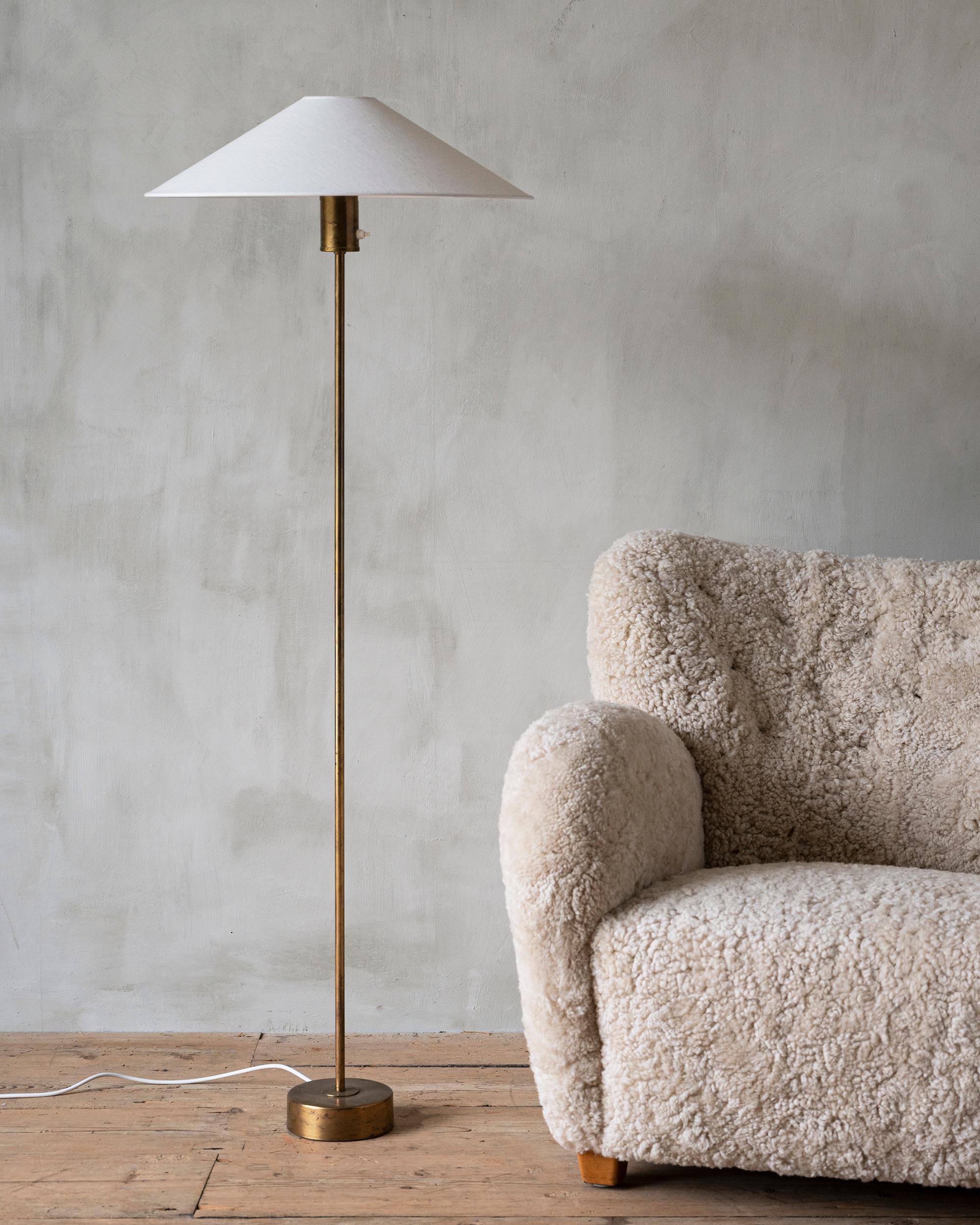 Mid century brass floor lamp by Hans Bergström for Ateljé Lyktan with great patinated surface, 1940/50s. Sweden. 