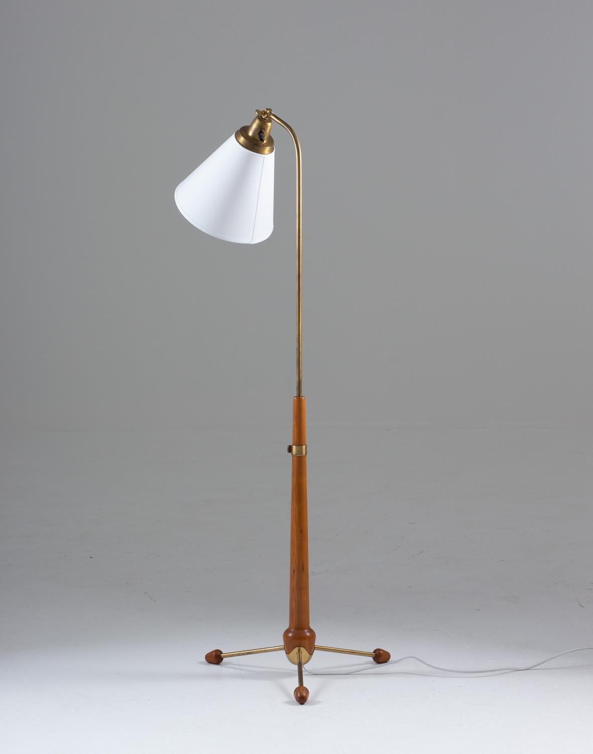 Lovely tripod floor lamp in brass and stained beech by Hans Bergström for Swedish manufacturer Ateljé Lyktan. The height of the lamp is adjustable.
Condition: Very good original condition with some patina on the brass parts. New shade.