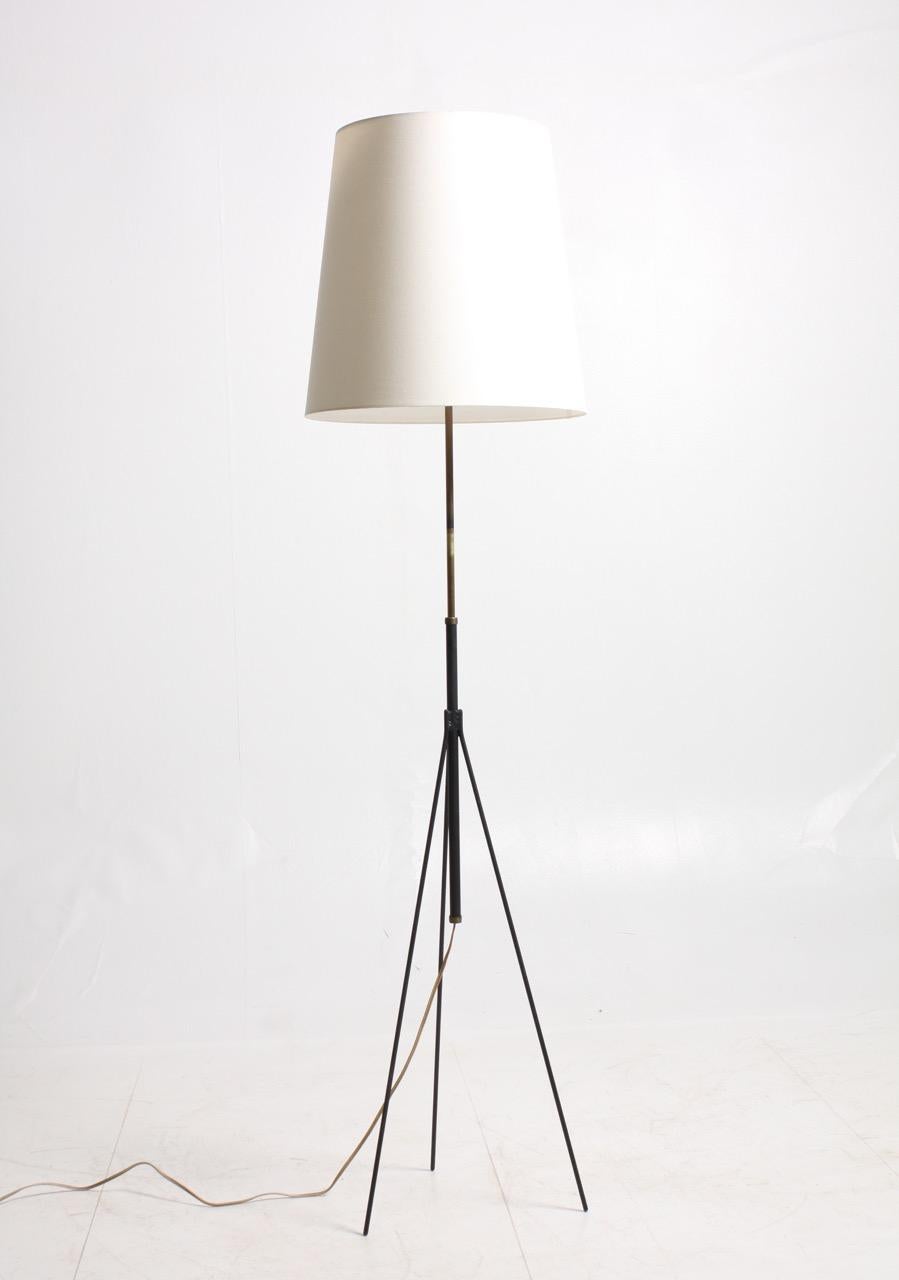 Midcentury Floor Lamp by Holm Sørensen in Black Painted Metal and Brass In Good Condition In Lejre, DK