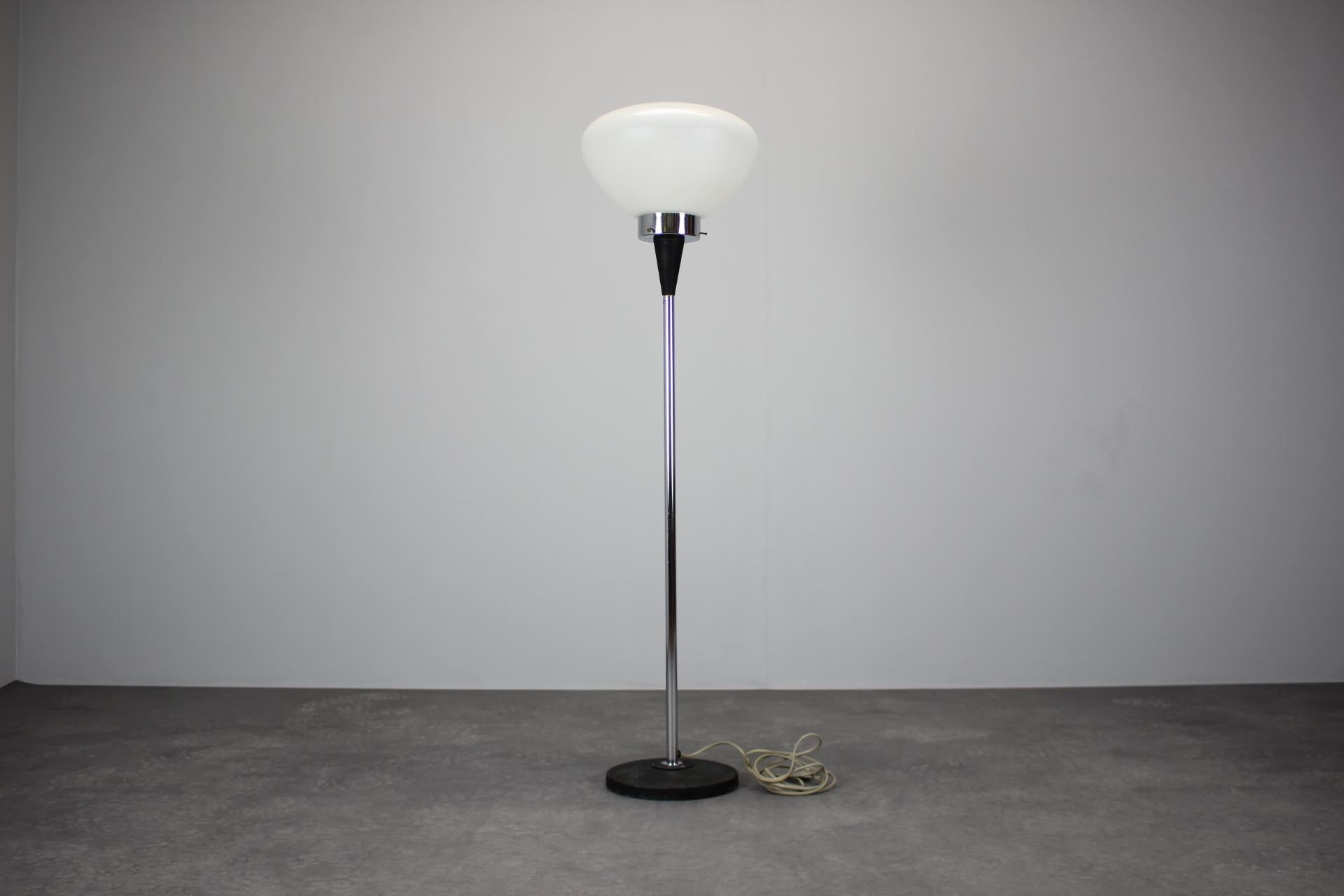 - Lampada da terra minimalista realizzata in Cecoslovacchia da Jaroslav Bejvl, negli anni Sessanta,
- in metallo, cromo e vetro,
- lucidato, pulito, presenta lievi segni d'uso,
- completamente funzionante.
