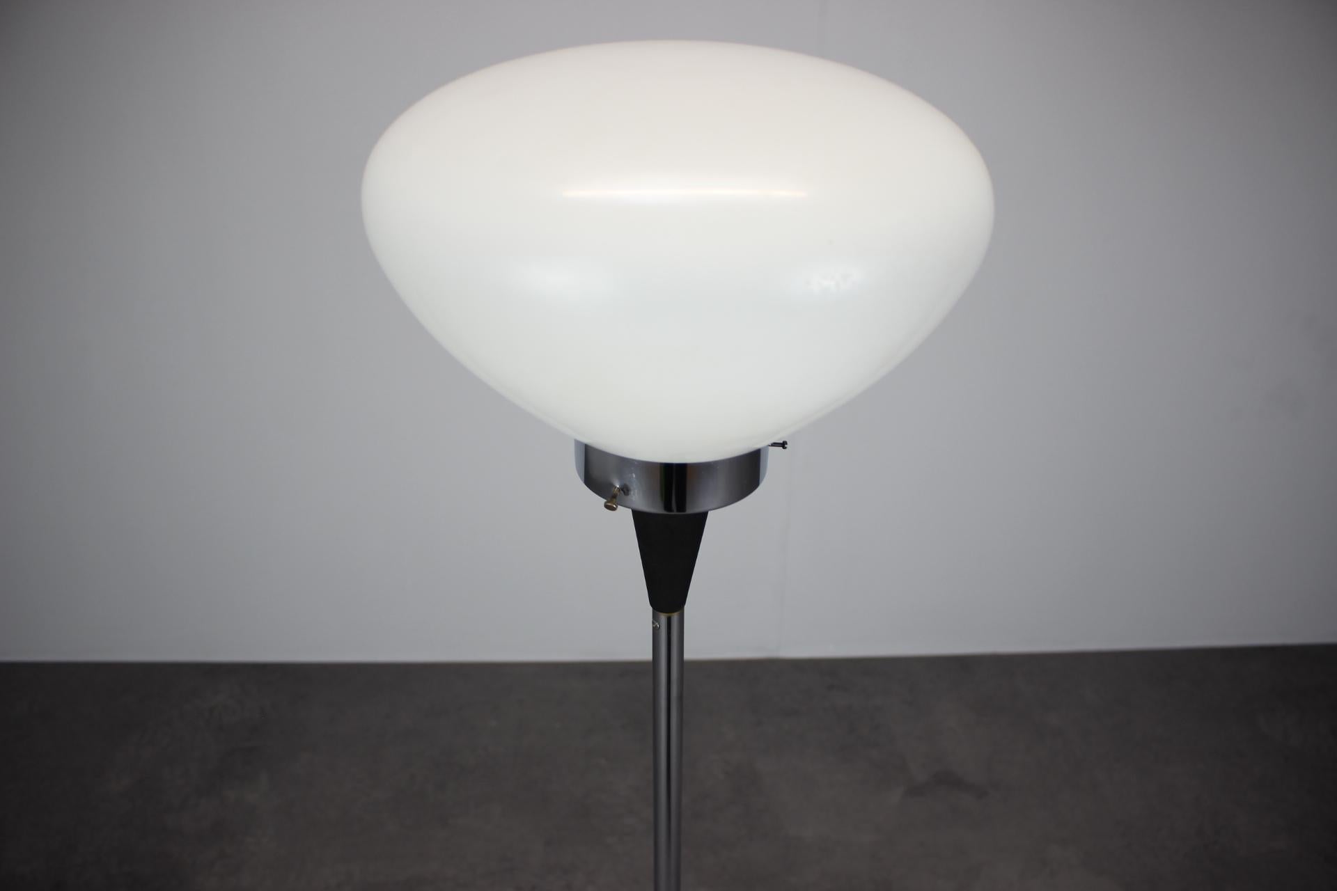 Lampada da terra di metà secolo di J. Bejvl, Cecoslovacchia, anni '60 In condizioni buone in vendita a Praha, CZ