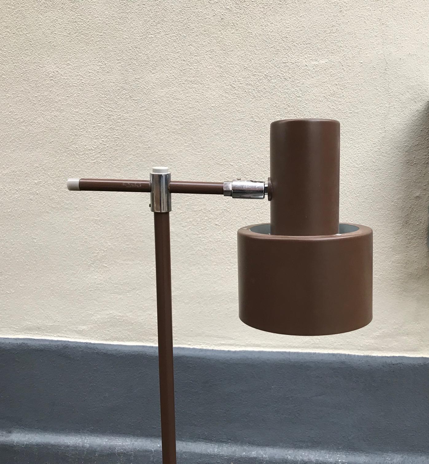Chocolate brown floor lamp Model Junior designed by Jo Hammerborg in the late 1960s. Manufactured by Fog & Mørup in Denmark. It features a 180 degrees rotating shade and its original jumbo on/of switch to the cord. Everything is original on this