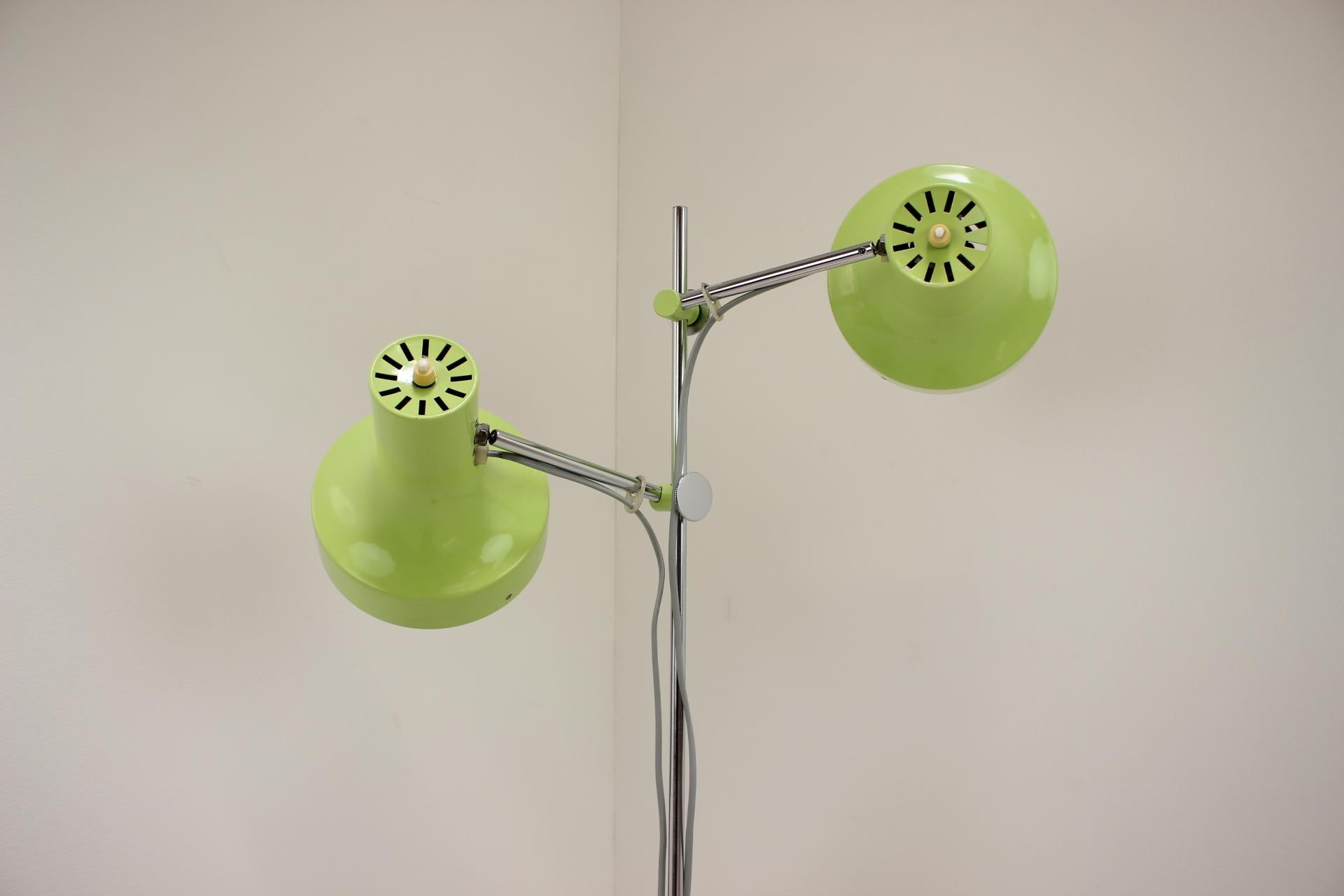 Stehlampe mit doppeltem Lampenschirm, entworfen von Josef Hurka, hergestellt von Napako in der ehemaligen Tschechoslowakei, in den 1960er Jahren.
Hergestellt aus Metall und Chrom.
Im Originalzustand, mit leichten Gebrauchsspuren, nachpoliert,