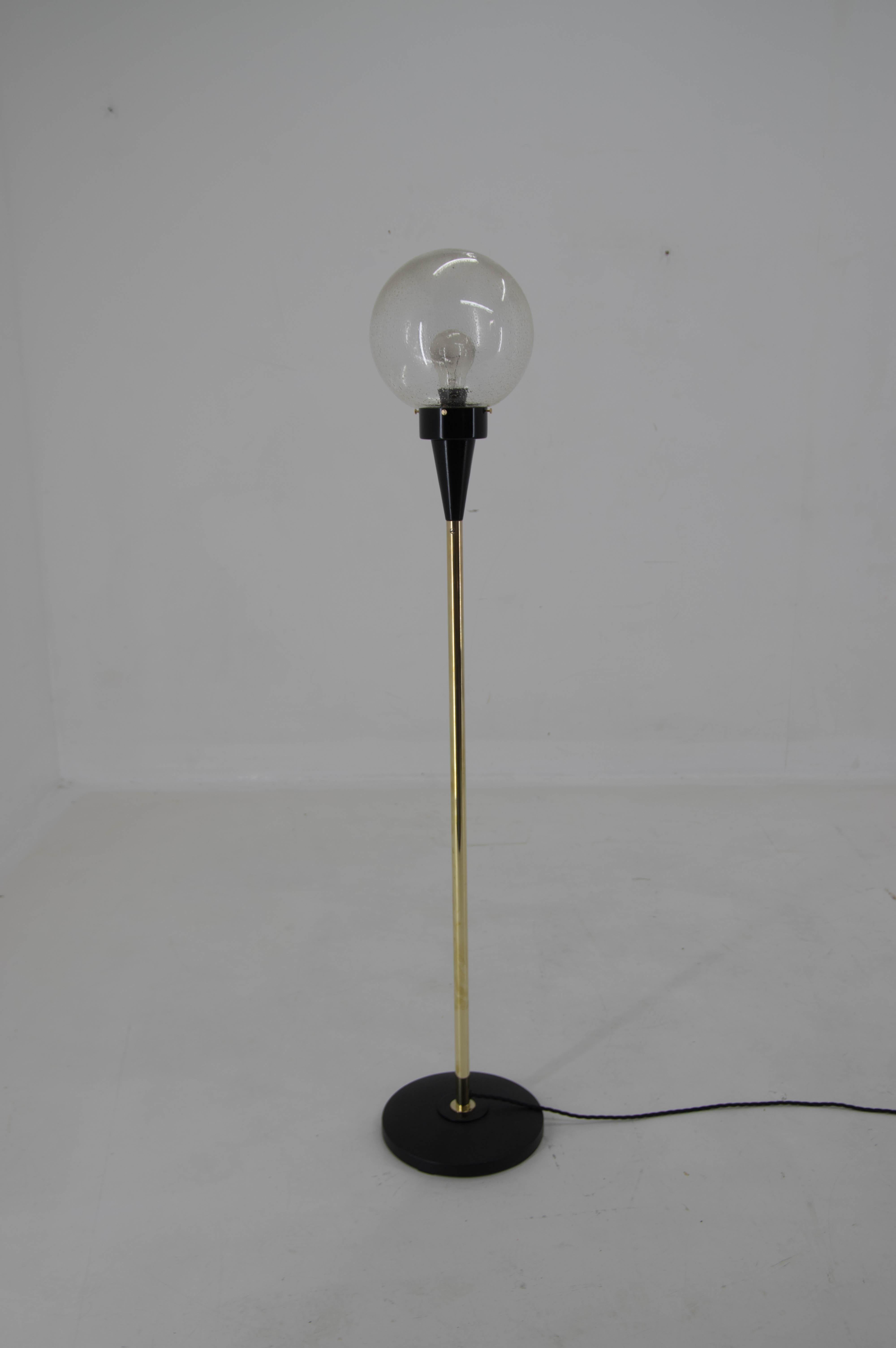 Minimalistic floor lamp made by Kamenicky Senov in Czechoslovakia in 1970s.
Restored: perfect condition.
Rewired: 1x60W, E25-E27 bulb
US plug adapter included.