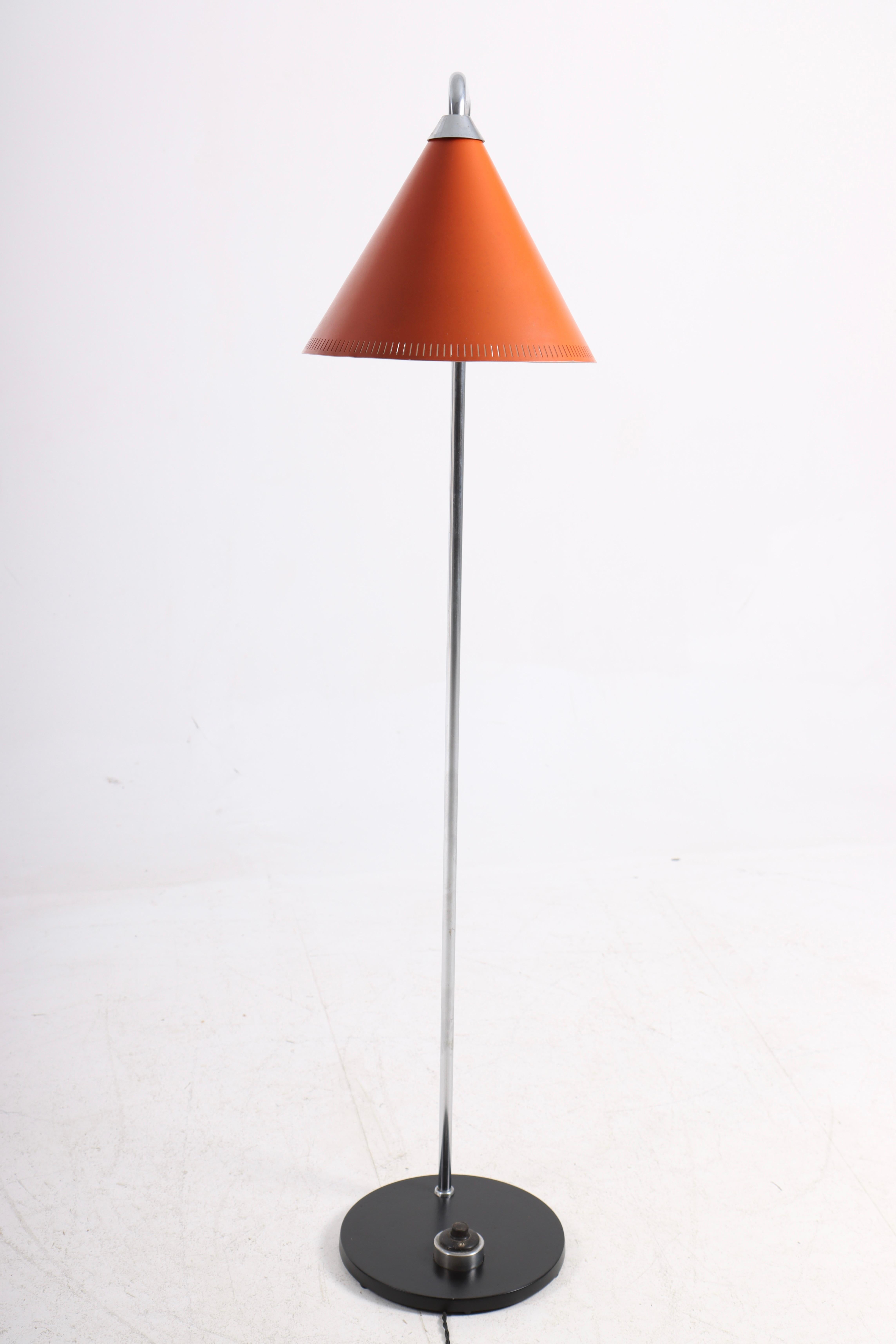 Lámpara de pie danesa. Base lacada en negro, pantalla cónica lacada. Diseñada y fabricada para Lyfa en la década de 1950. Gran condición.