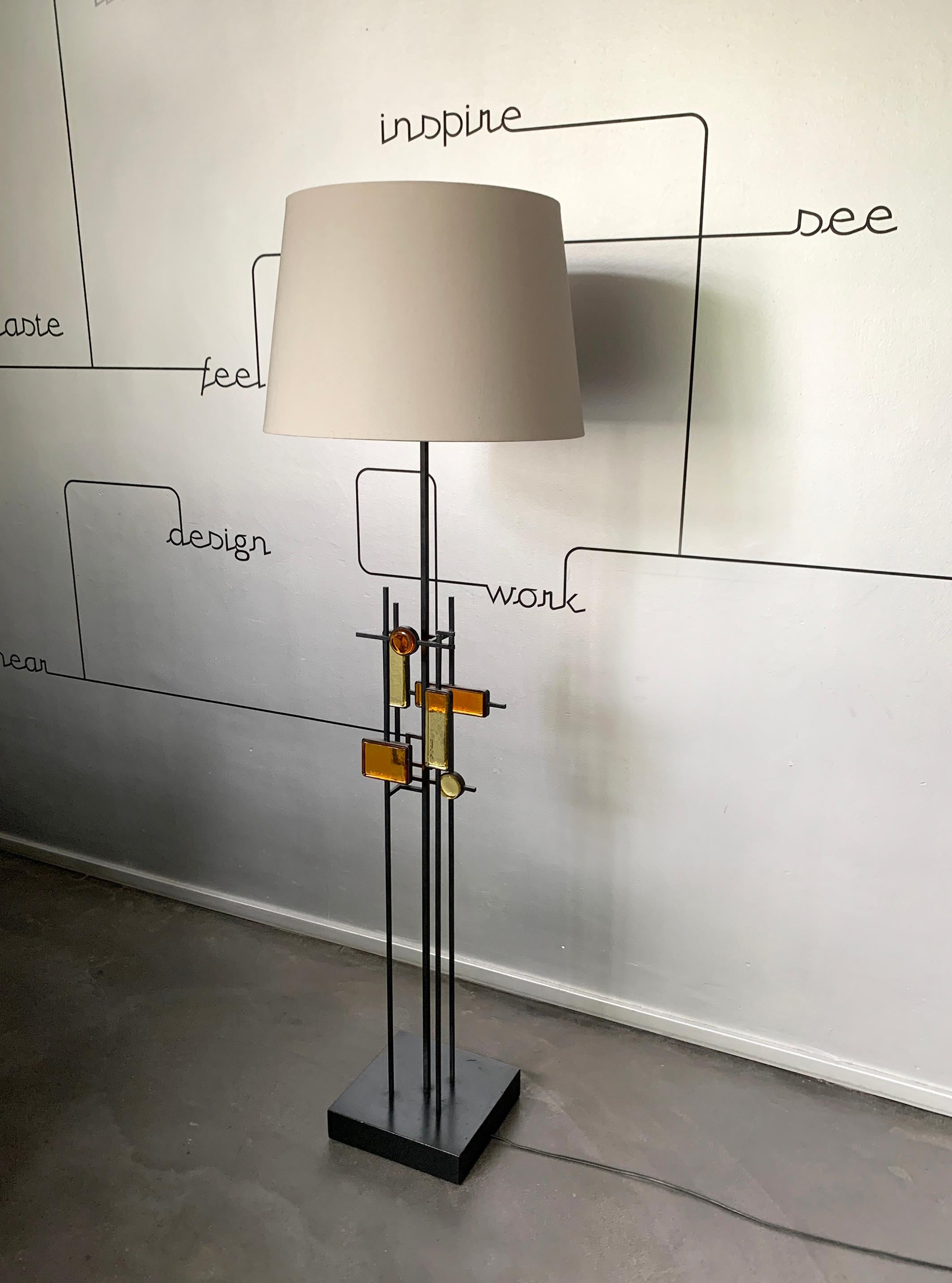 Lámpara de pie danesa de mediados de siglo. Diseño de Svend Aage Holm Sørensen, para Holm Sørensen, Dinamarca. 

Una estructura de hierro compuesta por líneas horizontales y verticales forma diversas figuras geométricas. Estas formas crean marcos