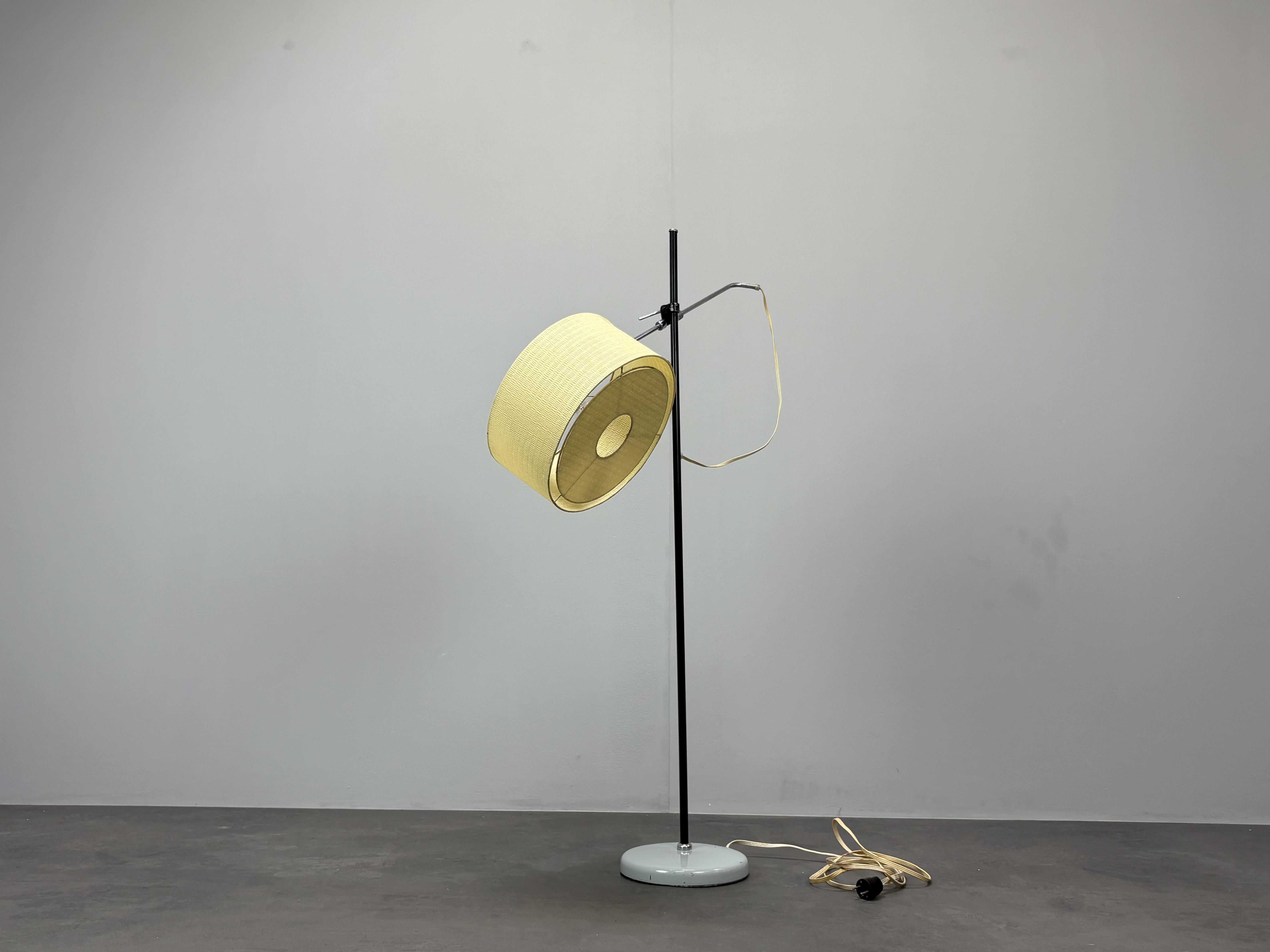 - Lampadaire du milieu du siècle par Zukov, années 1960, Tchécoslovaquie,
- en métal, en plastique et en papierplastique,
- en bon état d'origine.