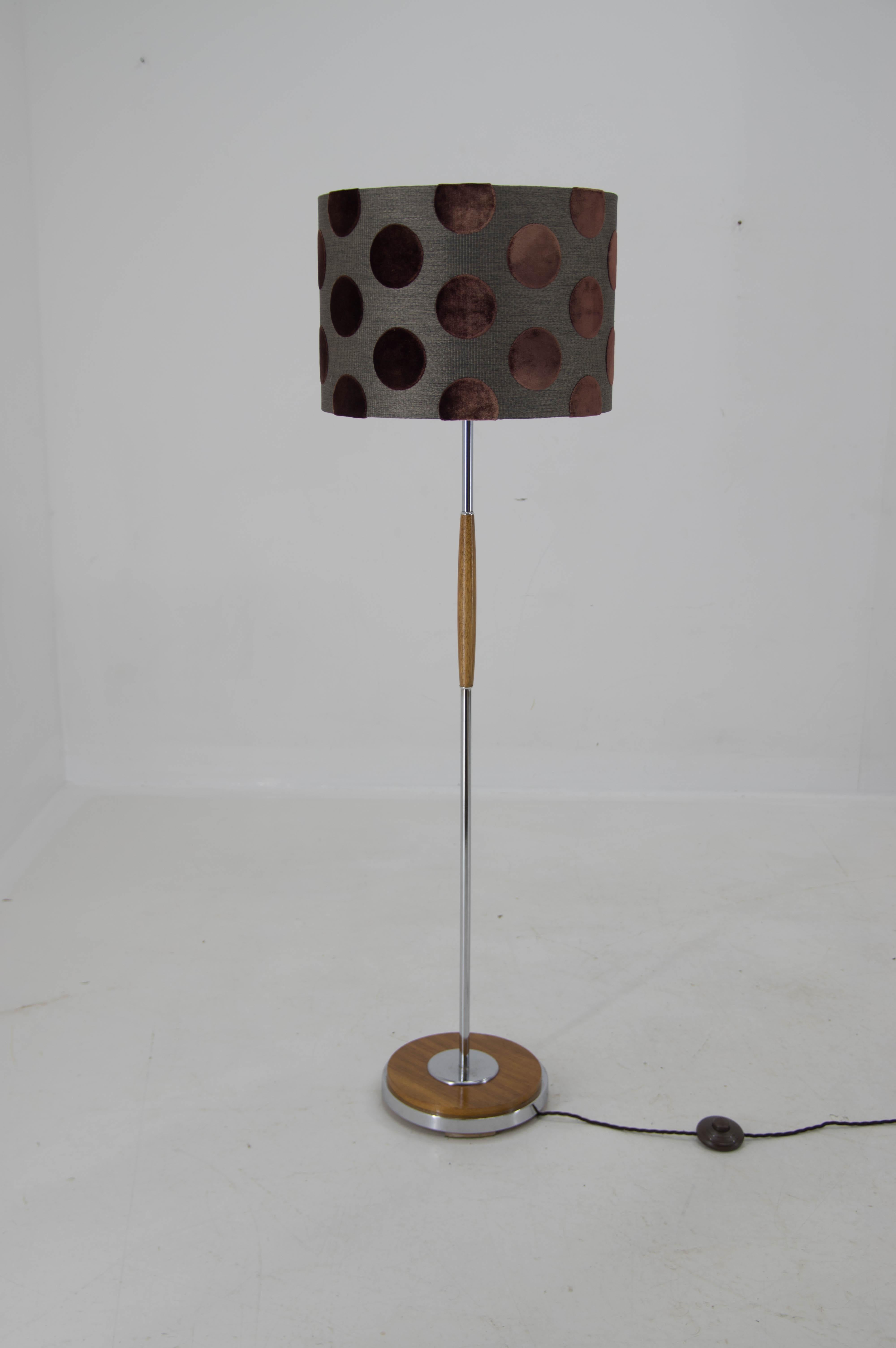 Chrome and wood stand.
New shade made of high quality fabric.
Rewired: 2x6OW, E25-E27 bulb.
US plug adapter included.
 