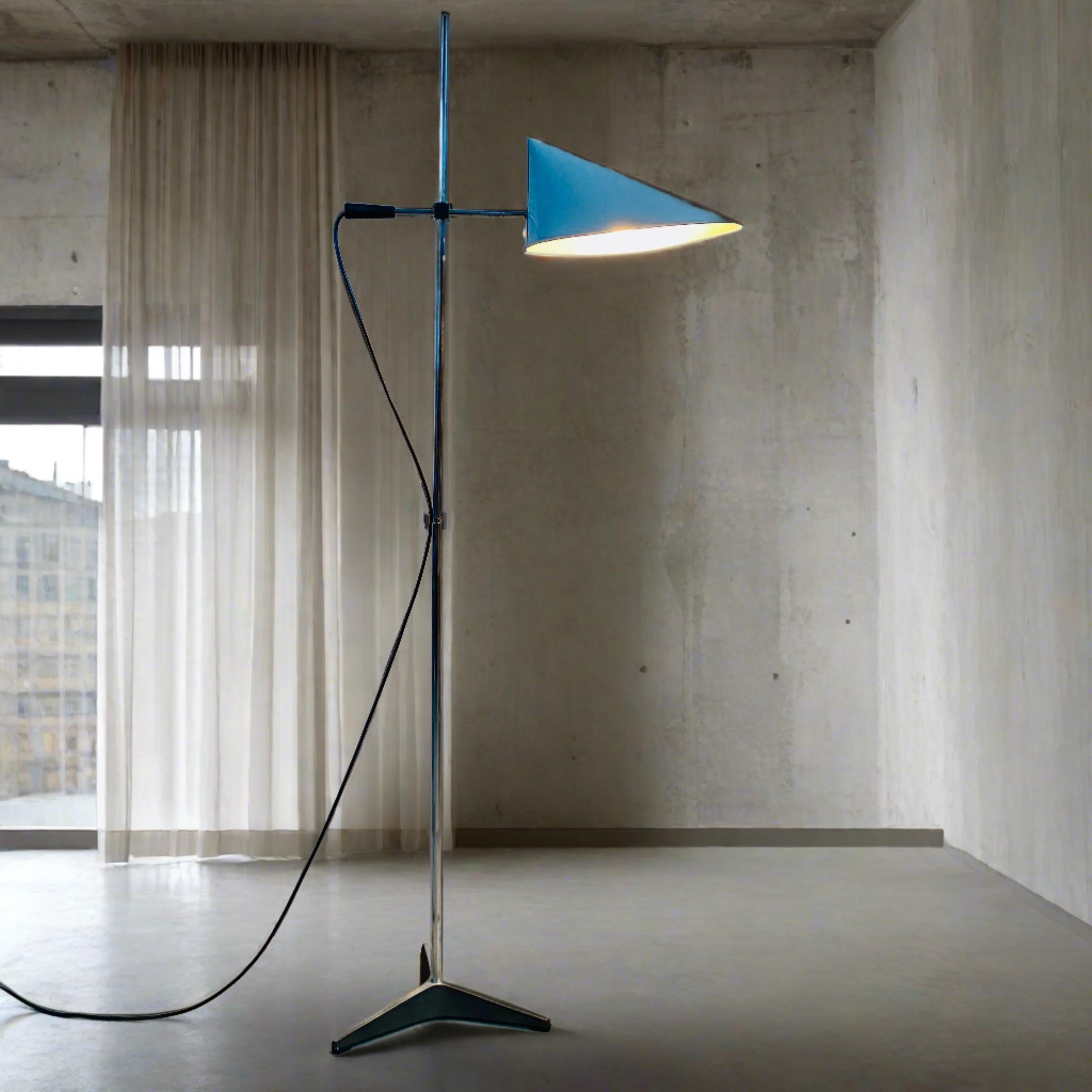 Illuminate Your Space with Vintage Elegance: Jan Jaspers' Mid-Century Floor Lamp for Raak Amsterdam

Description: Step into the timeless elegance of mid-century design with the Jan Jaspers for Raak Amsterdam Model D-2003 floor lamp. Crafted in Dutch