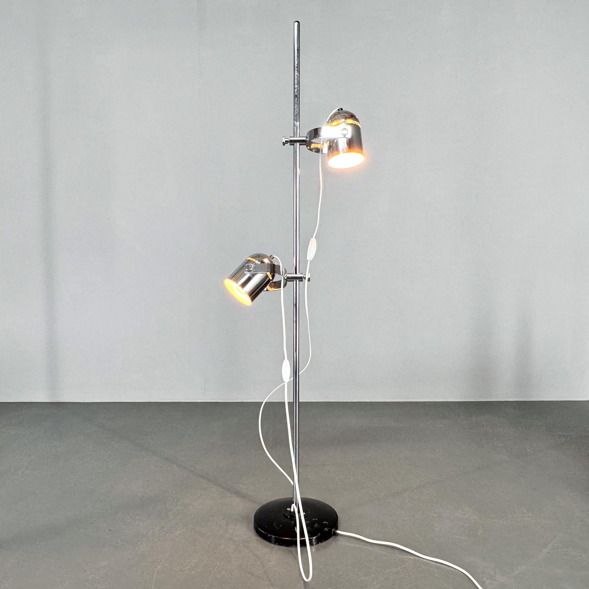 Lampadaire vintage chromé de la collection Combi Lux, conçu par Stanislav Indra dans les années 1970, fabriqué par Lidokov Boskovice. Barre centrale avec deux spots indépendants qui peuvent être déplacés et pivotés en hauteur. 
Bon état d'origine,