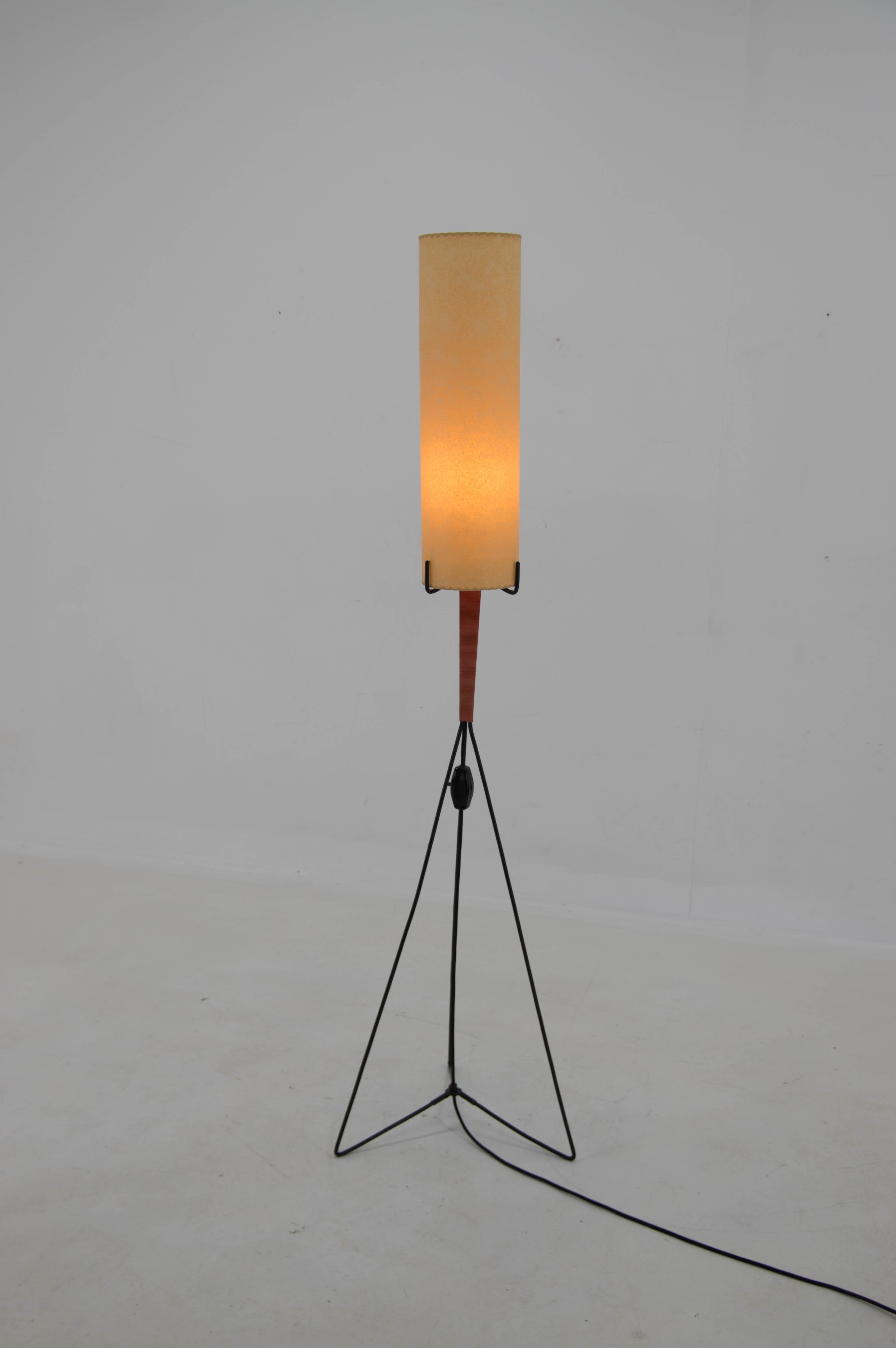 Simple design floor lamp made in 1960s in Europe.
Black metal base and new parchment paper shade.
Rewired: 1x60W, E25-E27 bulb
US plug adapter Included.