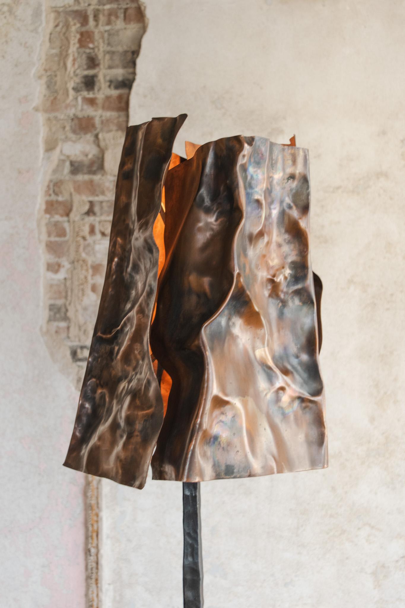 Lampada da terra francese brutalista con un paralume in rame unico. Questo pezzo è estremamente scultoreo e offre un bagliore molto morbido. È cablato per gli Stati Uniti. 