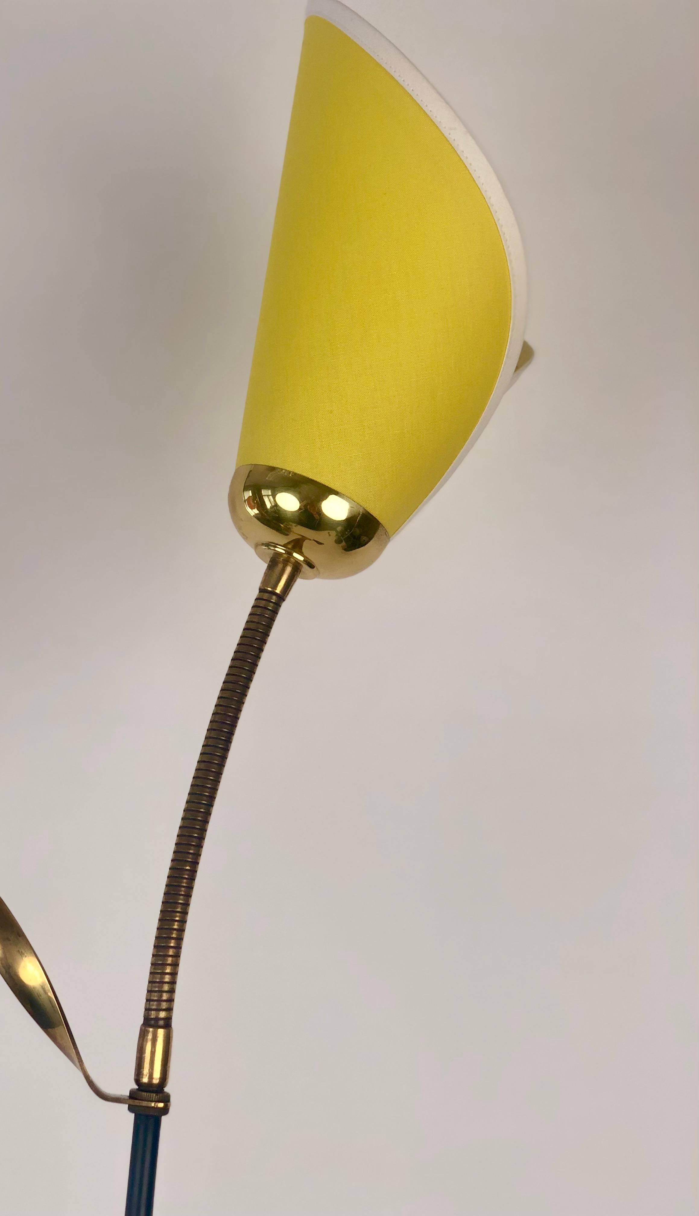 Mid-century Floor Lamp from Italy with Two Shades mounted on flexible arms In Good Condition For Sale In Vienna, Austria