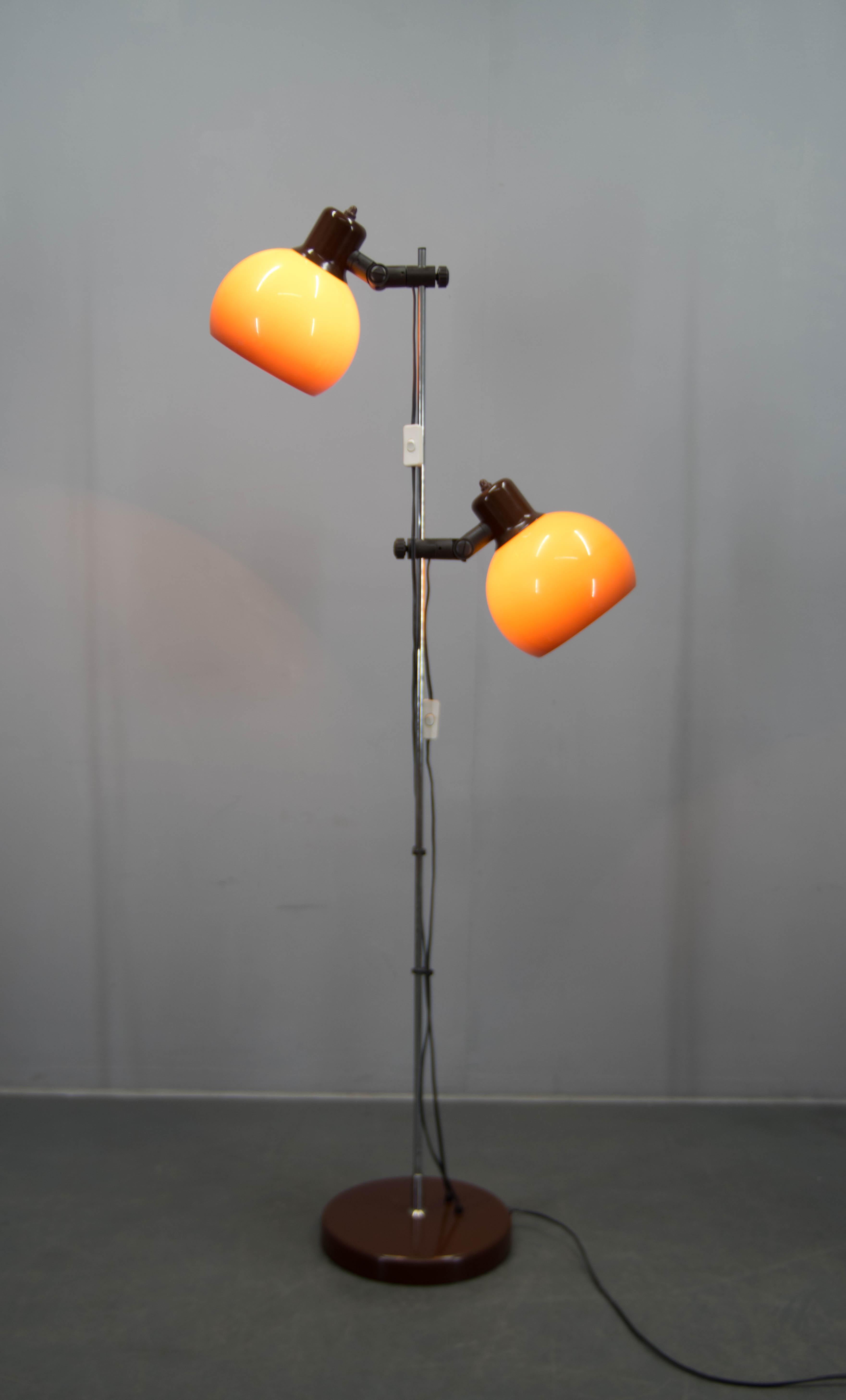 Lámpara de pie con pantallas de plástico naranja regulables.
Fabricado en Hungría en la década de 1970.
Muy buen estado original.
2x40W, bombillas E25-E27
Cada bombilla tiene su propio interruptor.
Adaptador de enchufe estadounidense incluido.