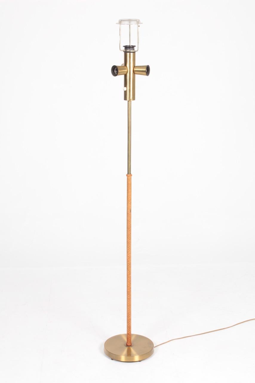 Stehlampe aus Messing und geflochtenem Leder, schwedische Moderne der Mitte des Jahrhunderts, 1940er Jahre im Angebot 1