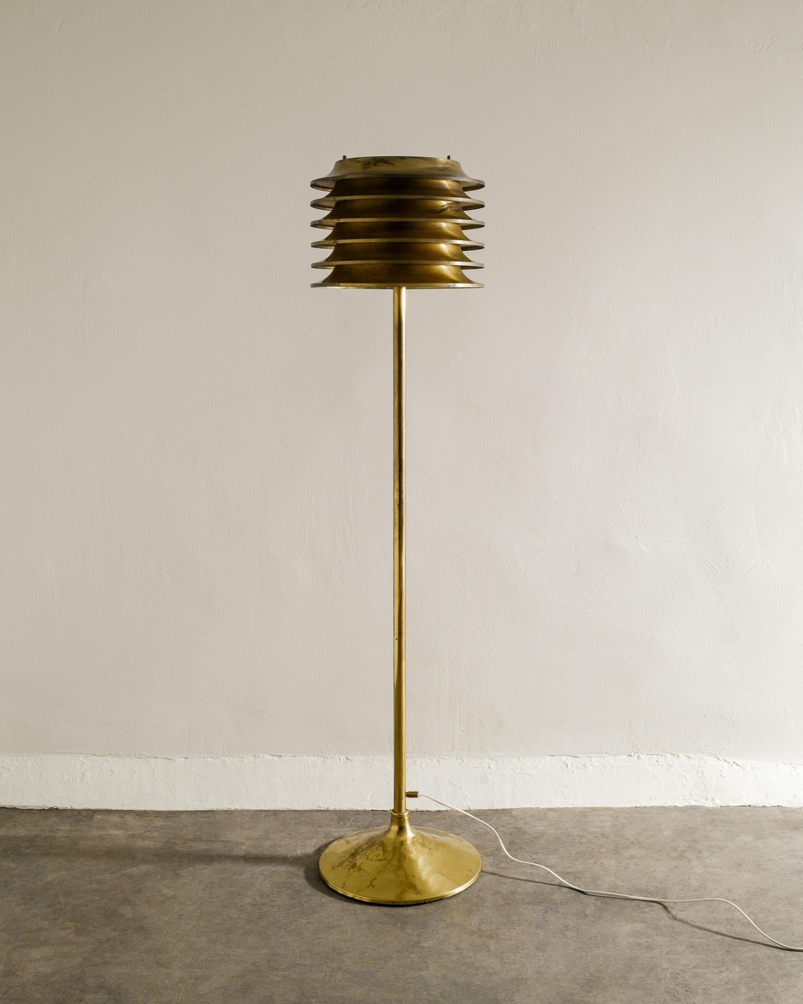 Rare mid century / Scandinavian modern floor lamp in brass by Kai Ruokonen produced by Orno Oy, Finland 1970s. Good original condition with great patina from age and use. Original sticker inside the shade. 

Dimensions: H: 154 cm / 60