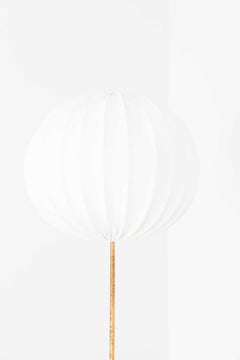 Lampada da terra in stile Mid-Century in ottone e tessuto di Hans-Agne Jakobsson, anni '50