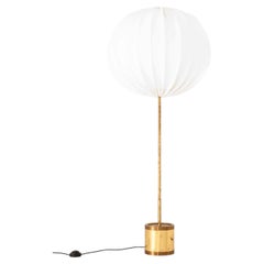 Lampada da terra in stile Mid-Century in ottone e tessuto di Hans-Agne Jakobsson, anni '50