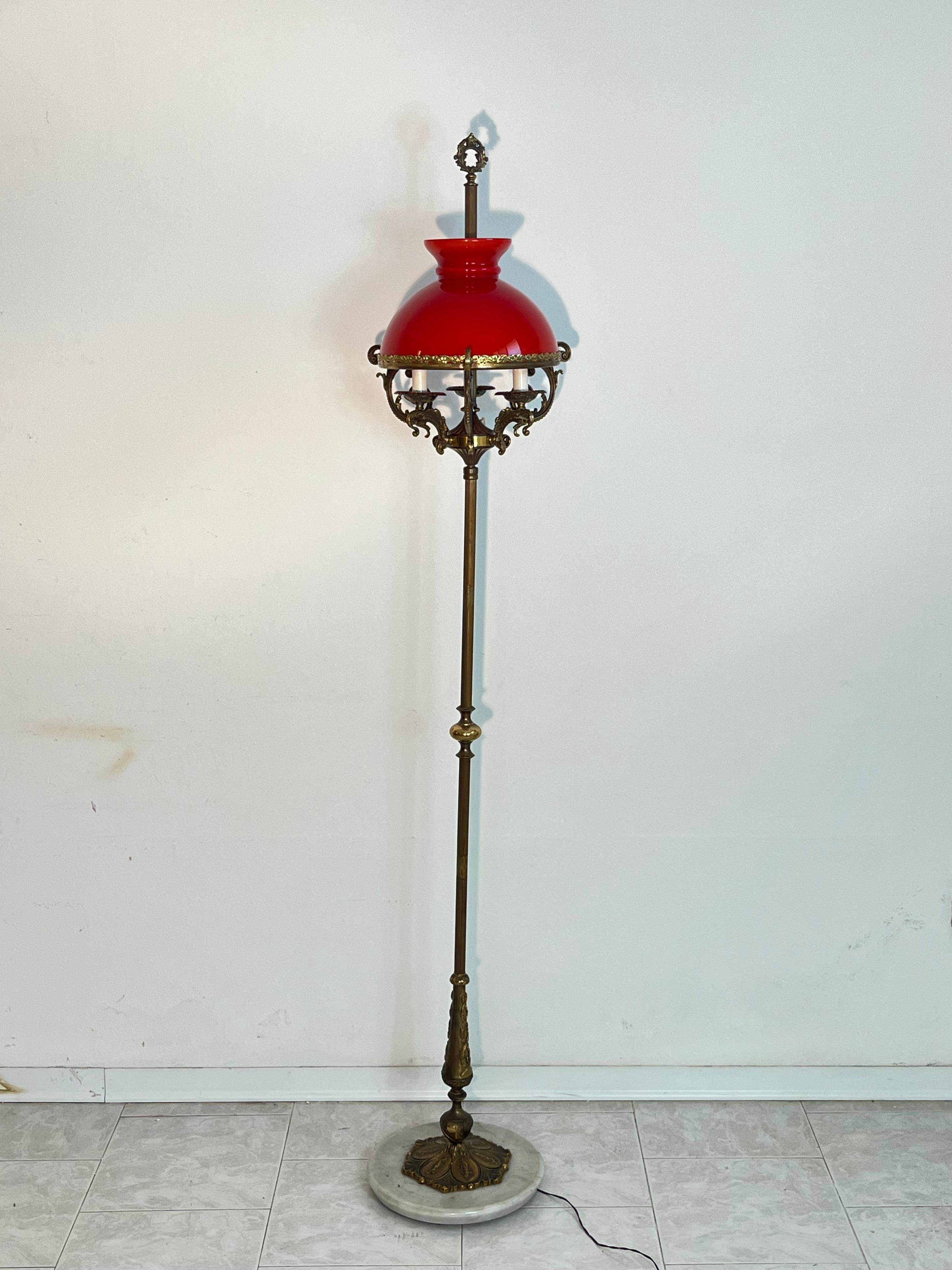 Lampadaire du milieu du siècle en laiton, marbre et verre opalin rouge, années 1950
Trois lampes, intactes et en bon état.
Lampes E14.