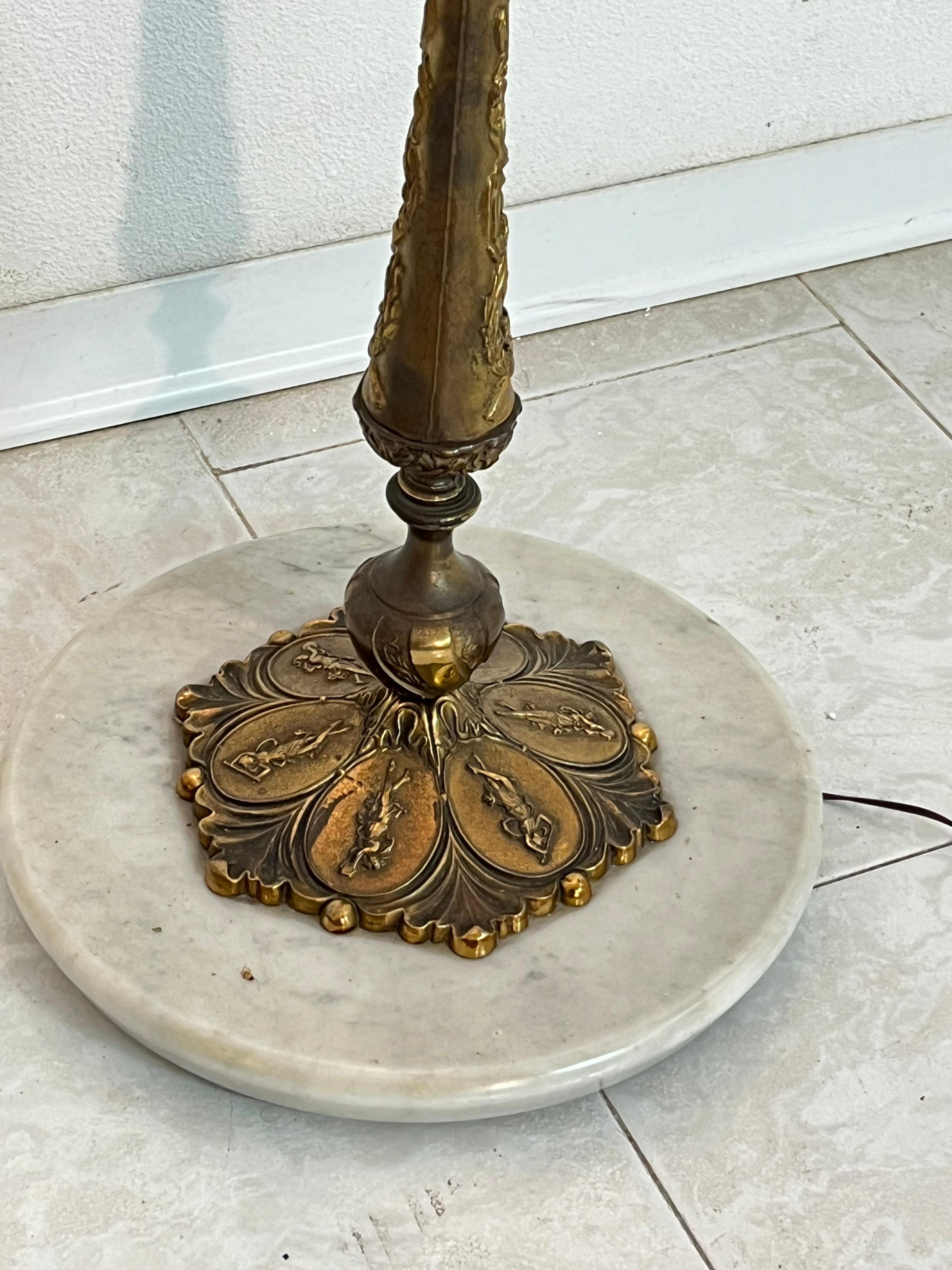 Lampadaire du milieu du siècle en laiton, marbre et verre opalin rouge, années 1950 Bon état - En vente à Palermo, IT