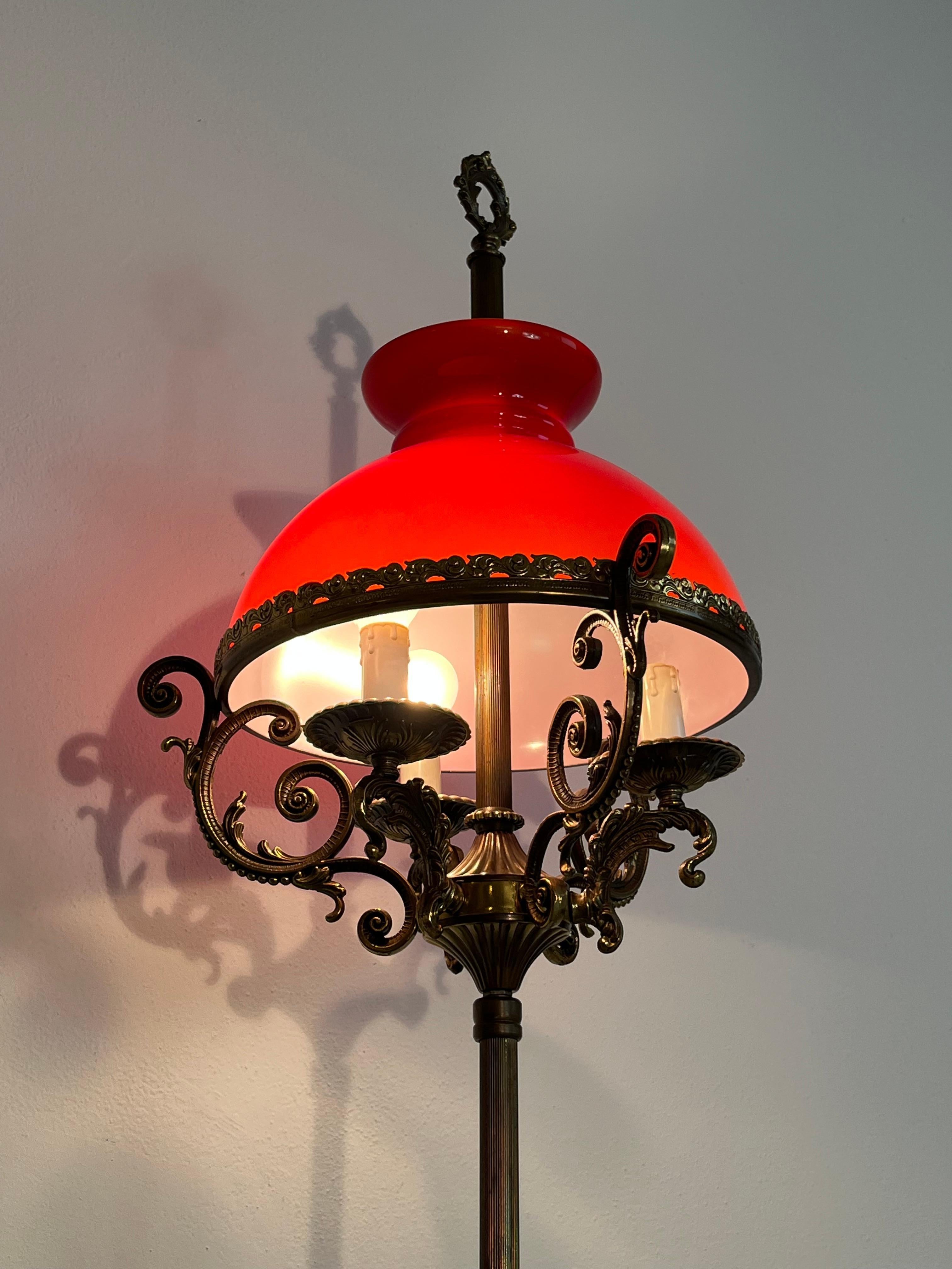 Milieu du XXe siècle Lampadaire du milieu du siècle en laiton, marbre et verre opalin rouge, années 1950 en vente