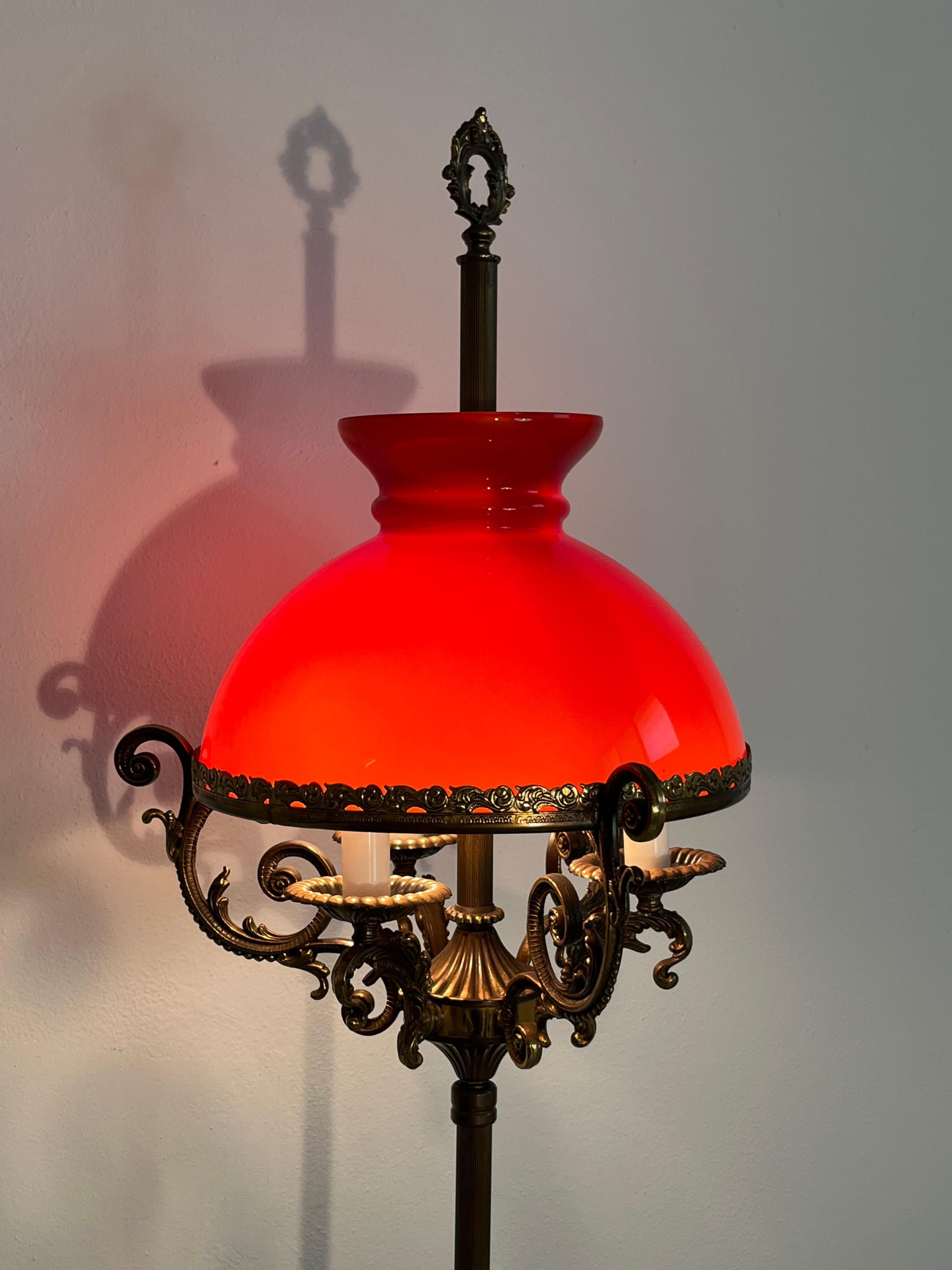 Laiton Lampadaire du milieu du siècle en laiton, marbre et verre opalin rouge, années 1950 en vente