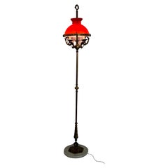 Lampadaire du milieu du siècle en laiton, marbre et verre opalin rouge, années 1950