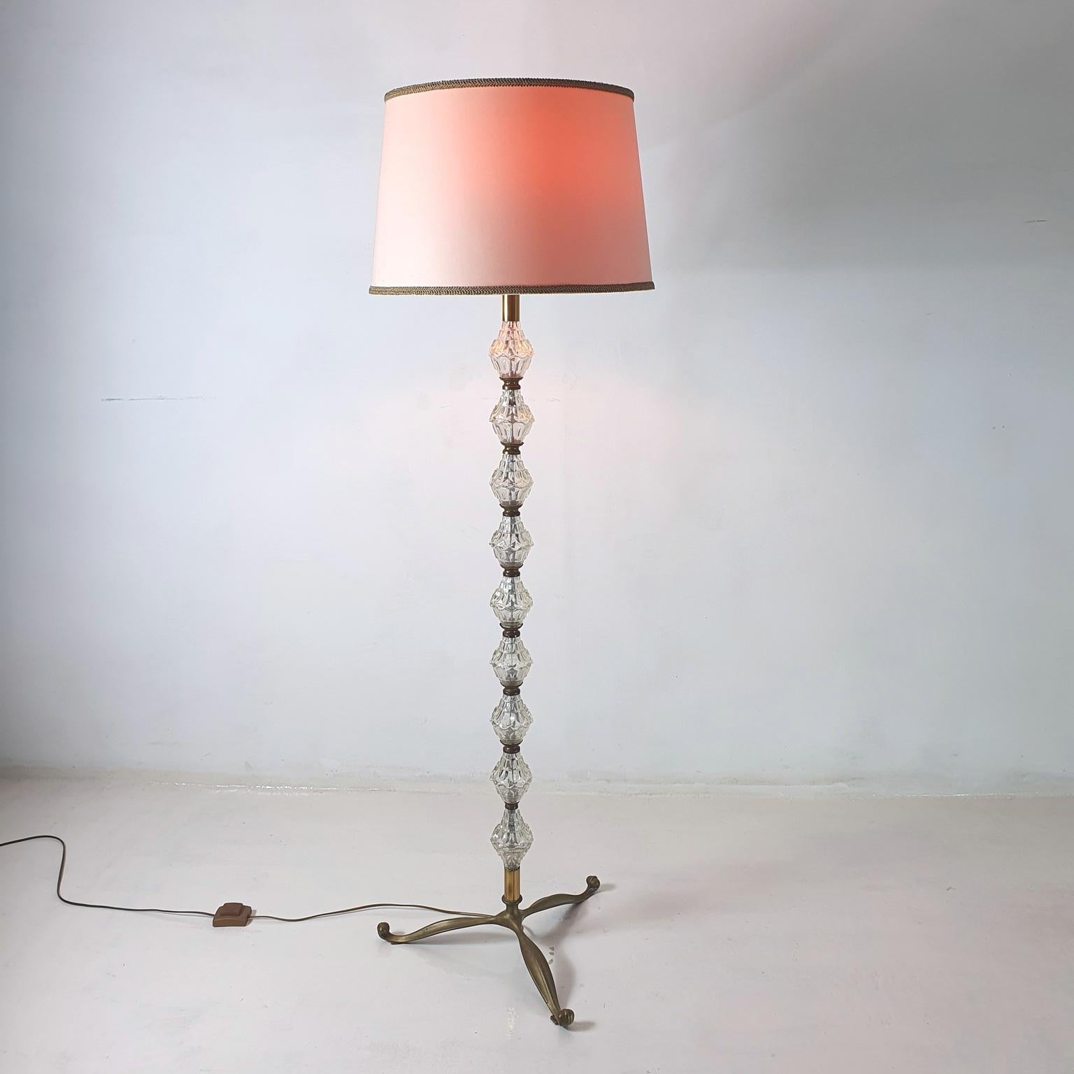 Mid-Century Modern Mid-Century Floor Lamp in Glass and Brass, Italy For Sale