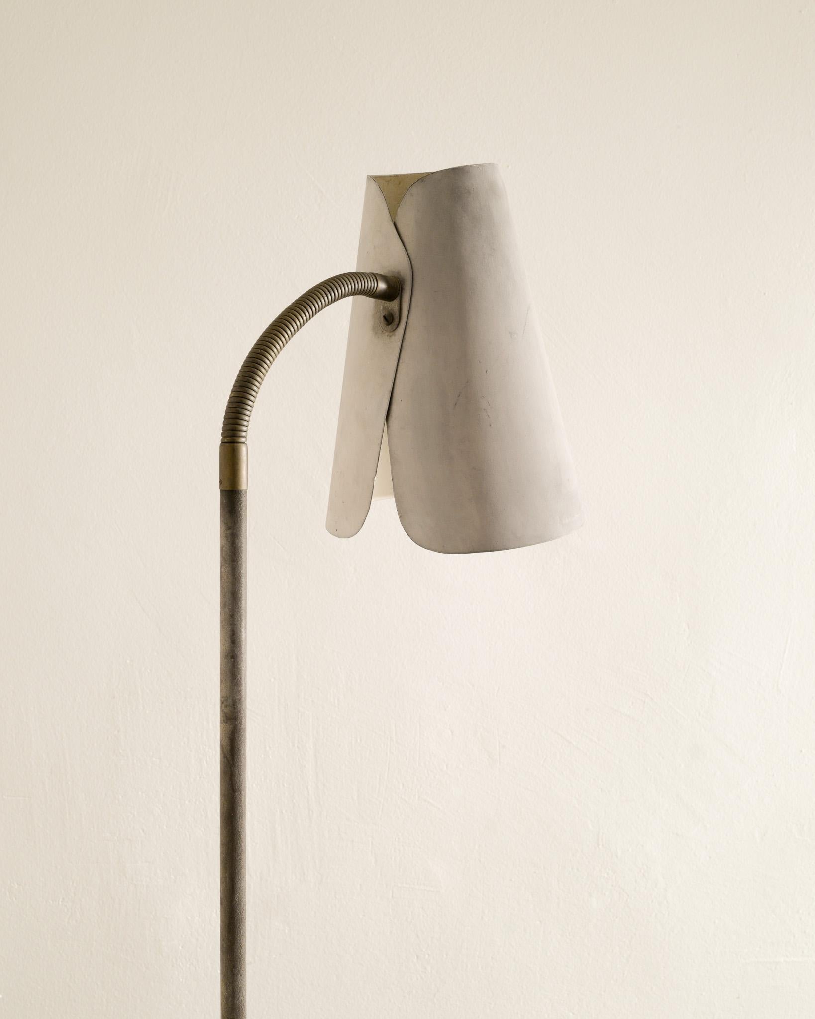 Mid Century Floor Lamp in Grey Metal by Harald Notini For Böhlmarks, 1930s In Good Condition For Sale In Stockholm, SE