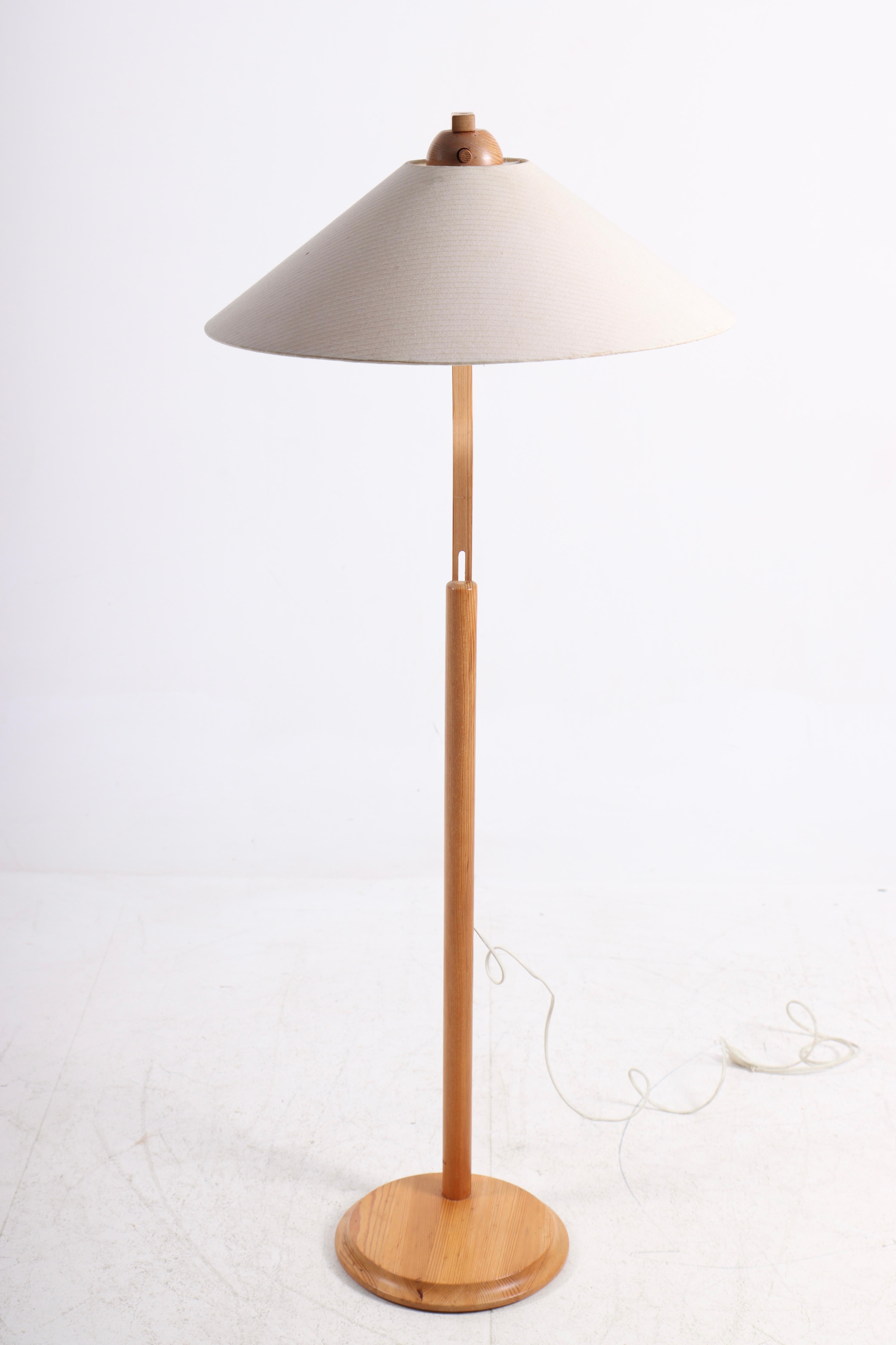 Mid-Century Floor Lamp in Pine, Made in Denmark, 1960s In Good Condition For Sale In Lejre, DK
